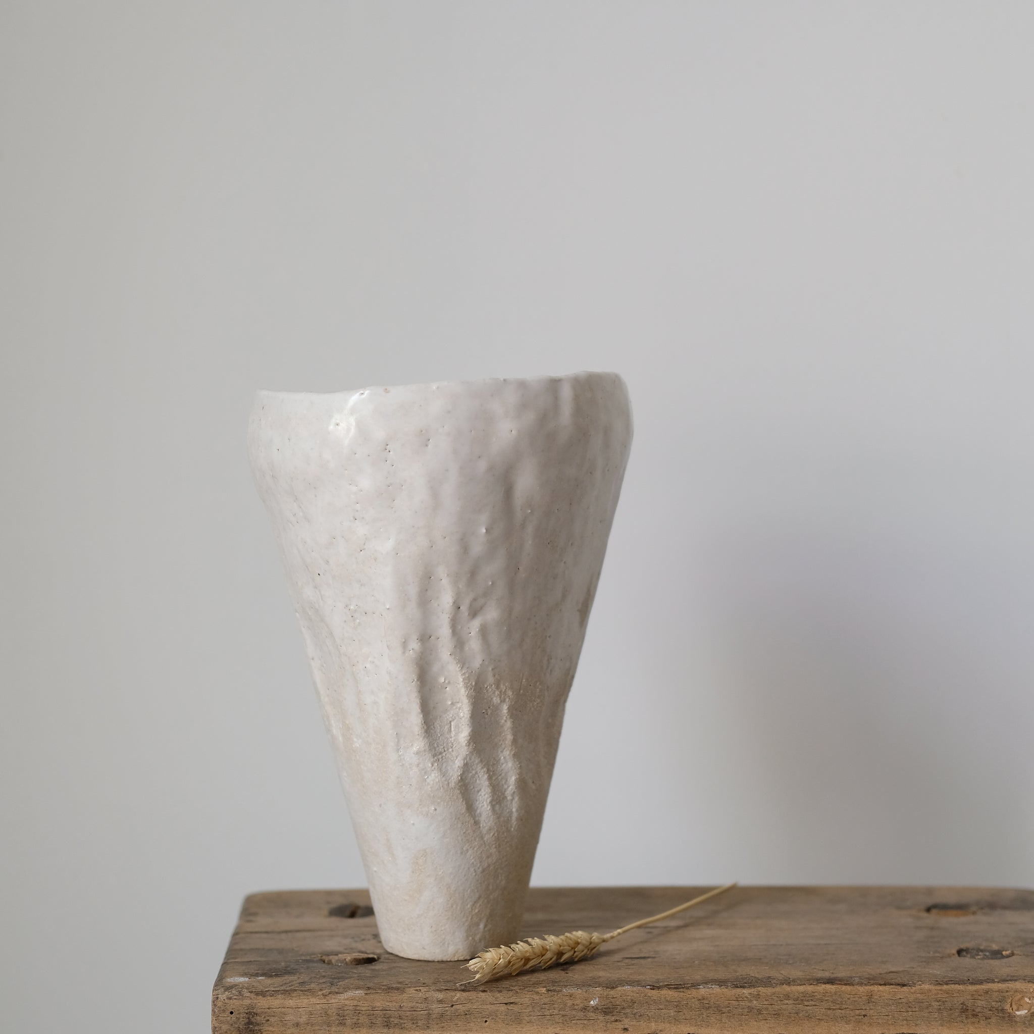 Vase haut en grès cuit au feu de bois de Judith Lasry chez Brutal 