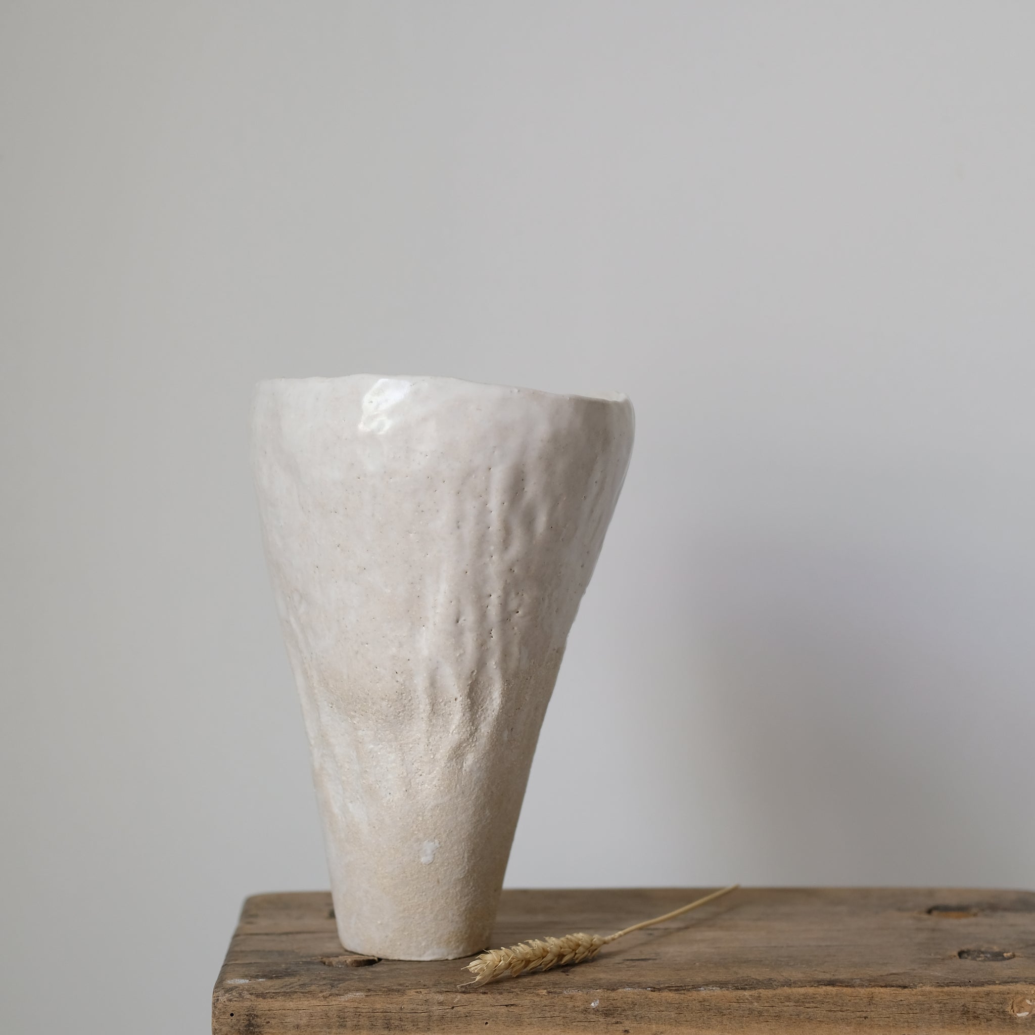 Vase haut en grès cuit au feu de bois de Judith Lasry chez Brutal 