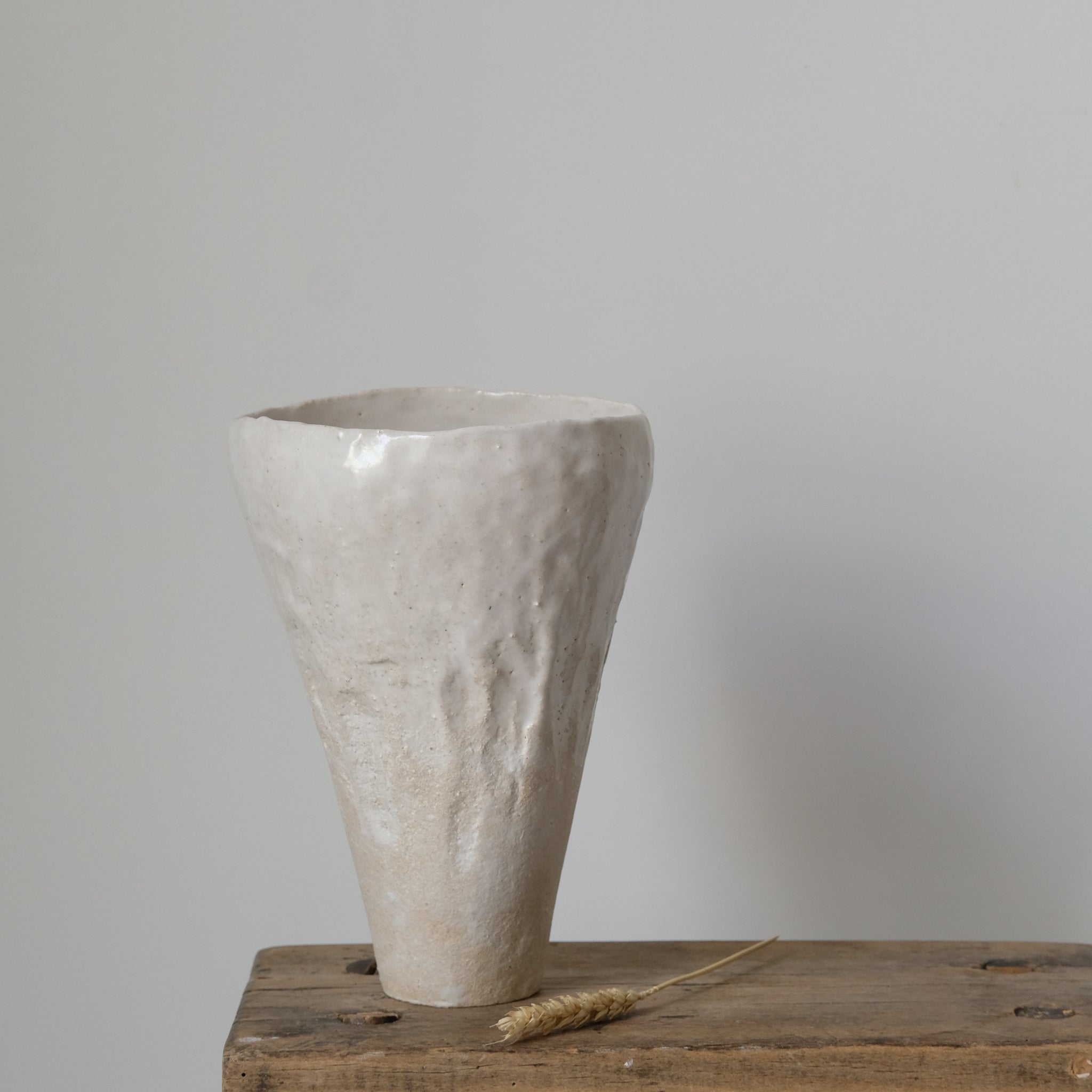 Vase haut en grès cuit au feu de bois de Judith Lasry chez Brutal 