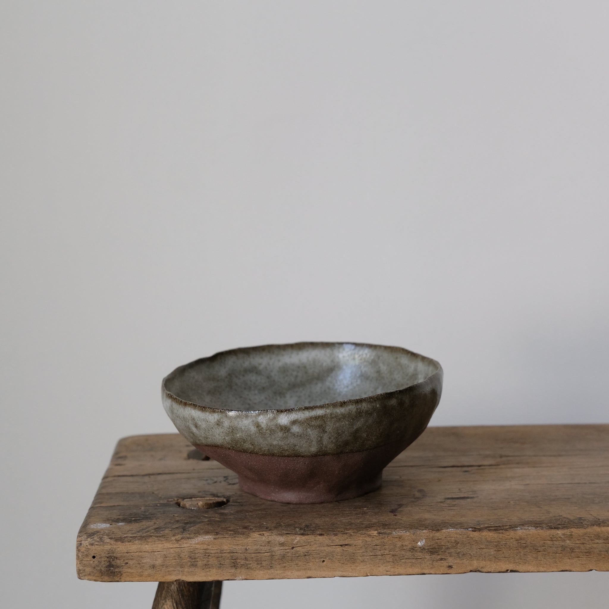 Bol en grès rouge, bleu gris de Judith Lasry chez Brutal Ceramics