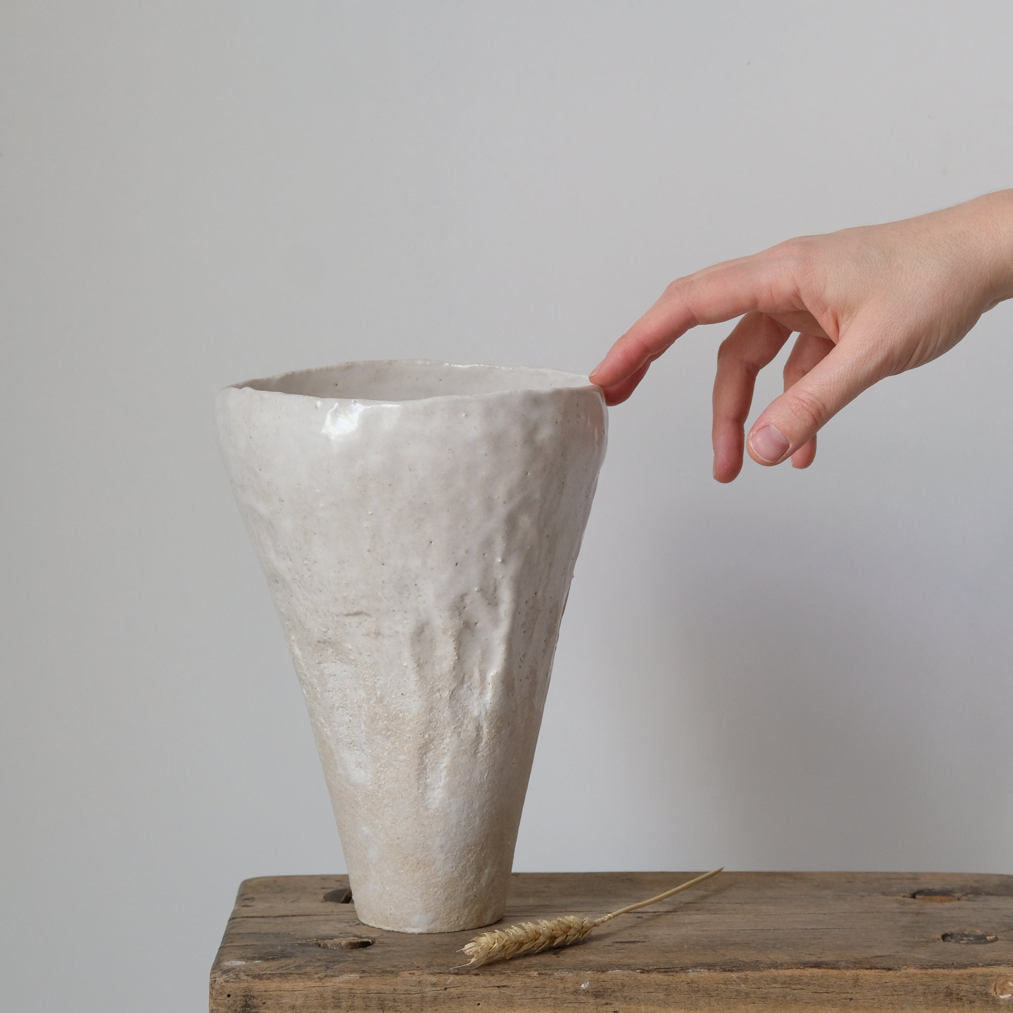 Vase haut en grès cuit au feu de bois de Judith Lasry chez Brutal 