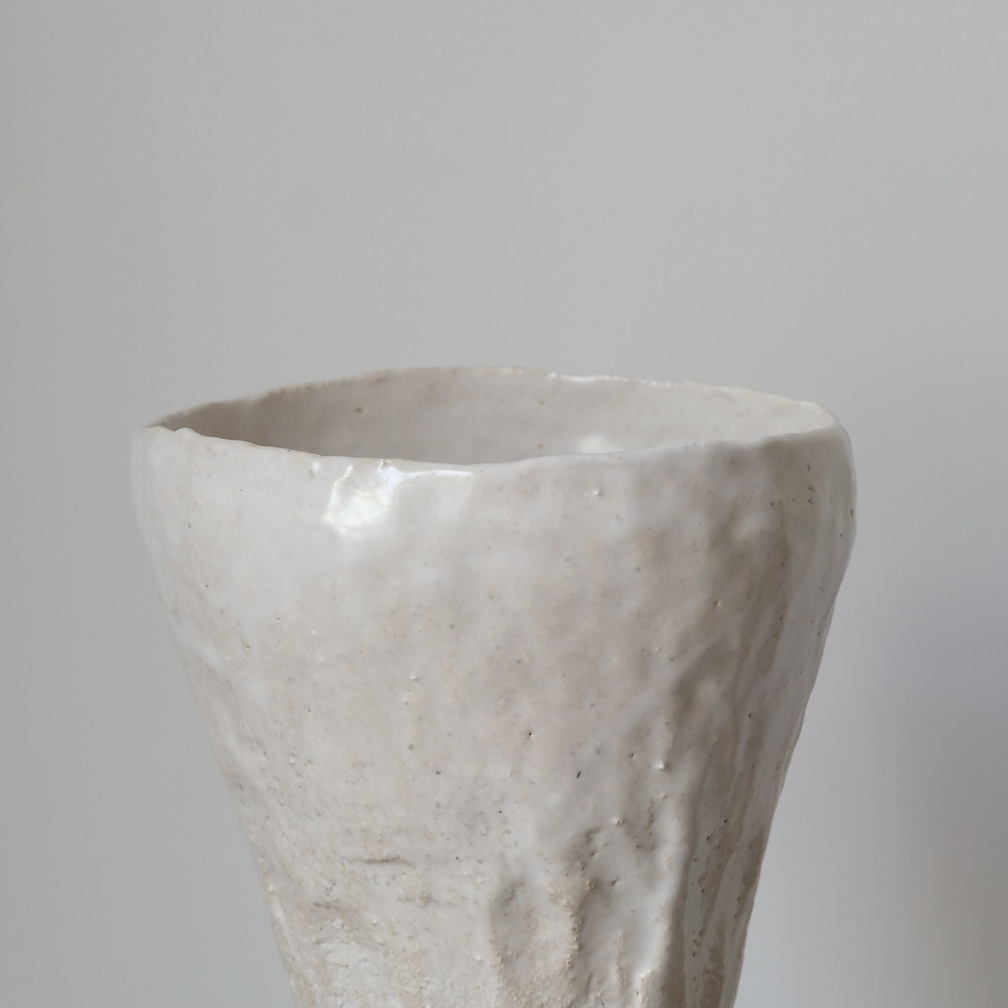 Vase haut en grès cuit au feu de bois de Judith Lasry chez Brutal 