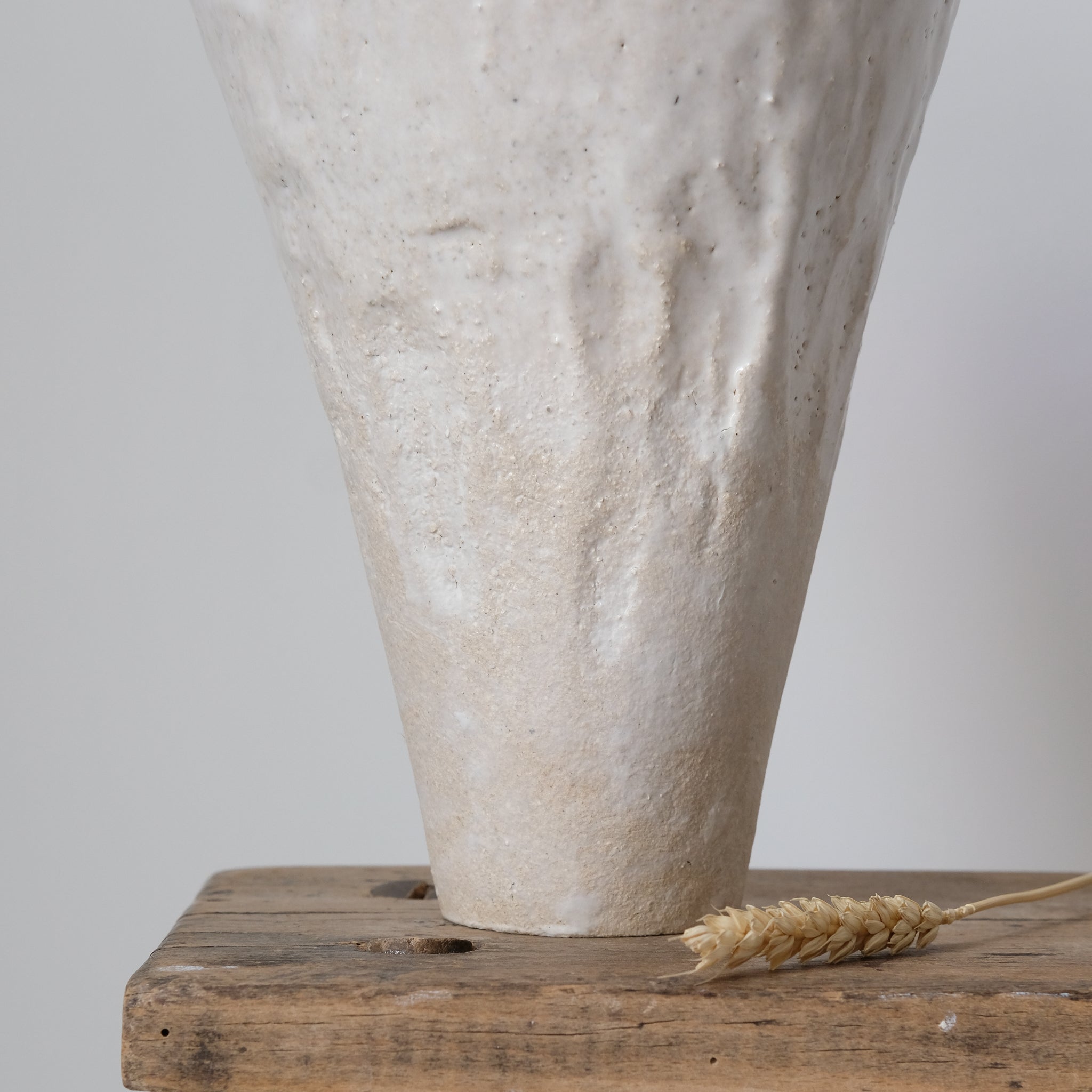 Vase haut en grès cuit au feu de bois de Judith Lasry chez Brutal 