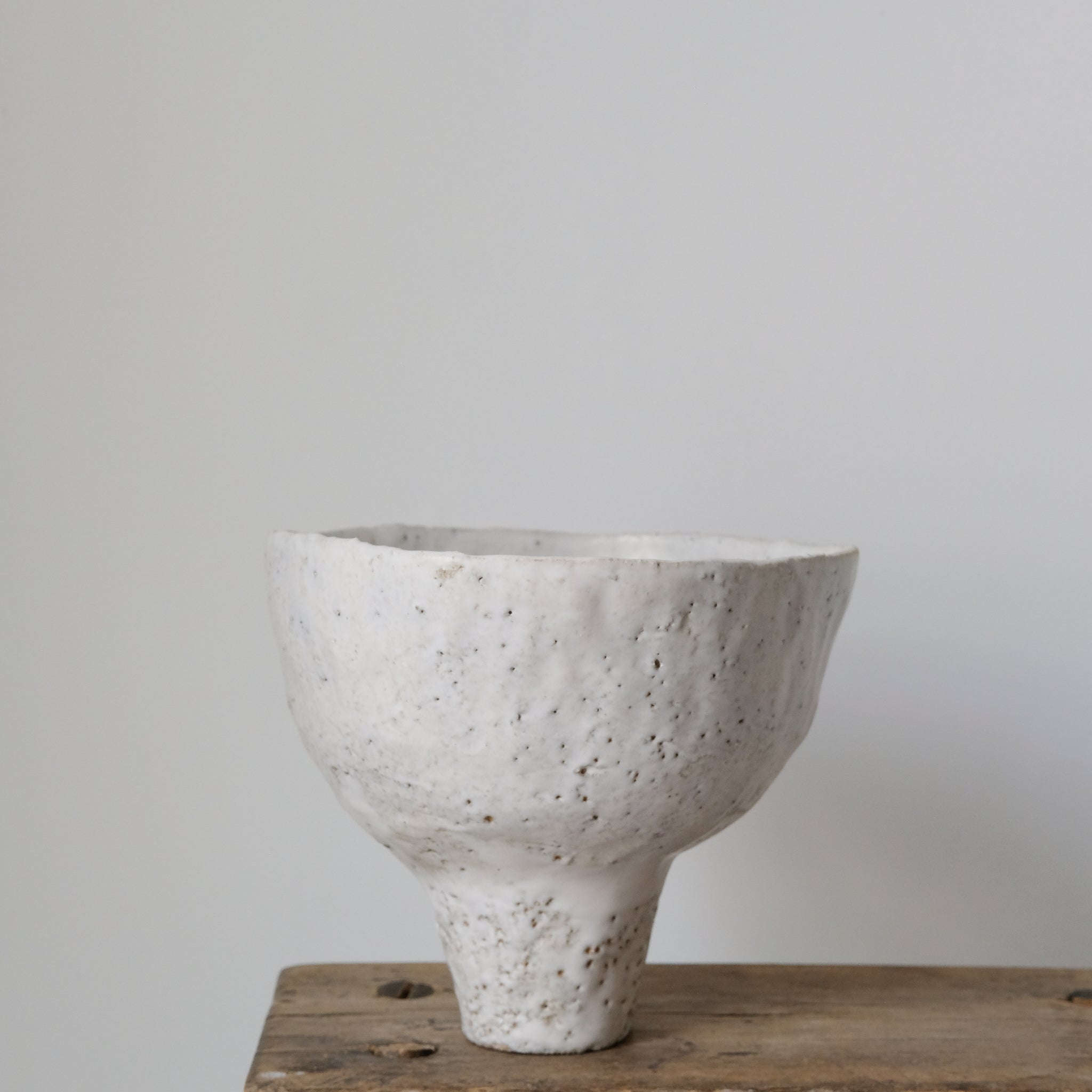 Vase rond en grès cuit au feu de bois de Judith Lasry chez Brutal 