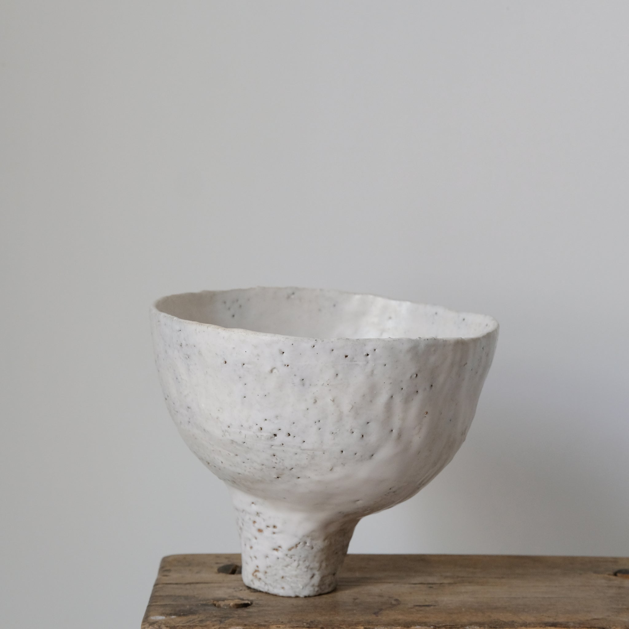 Vase rond en grès cuit au feu de bois de Judith Lasry chez Brutal 