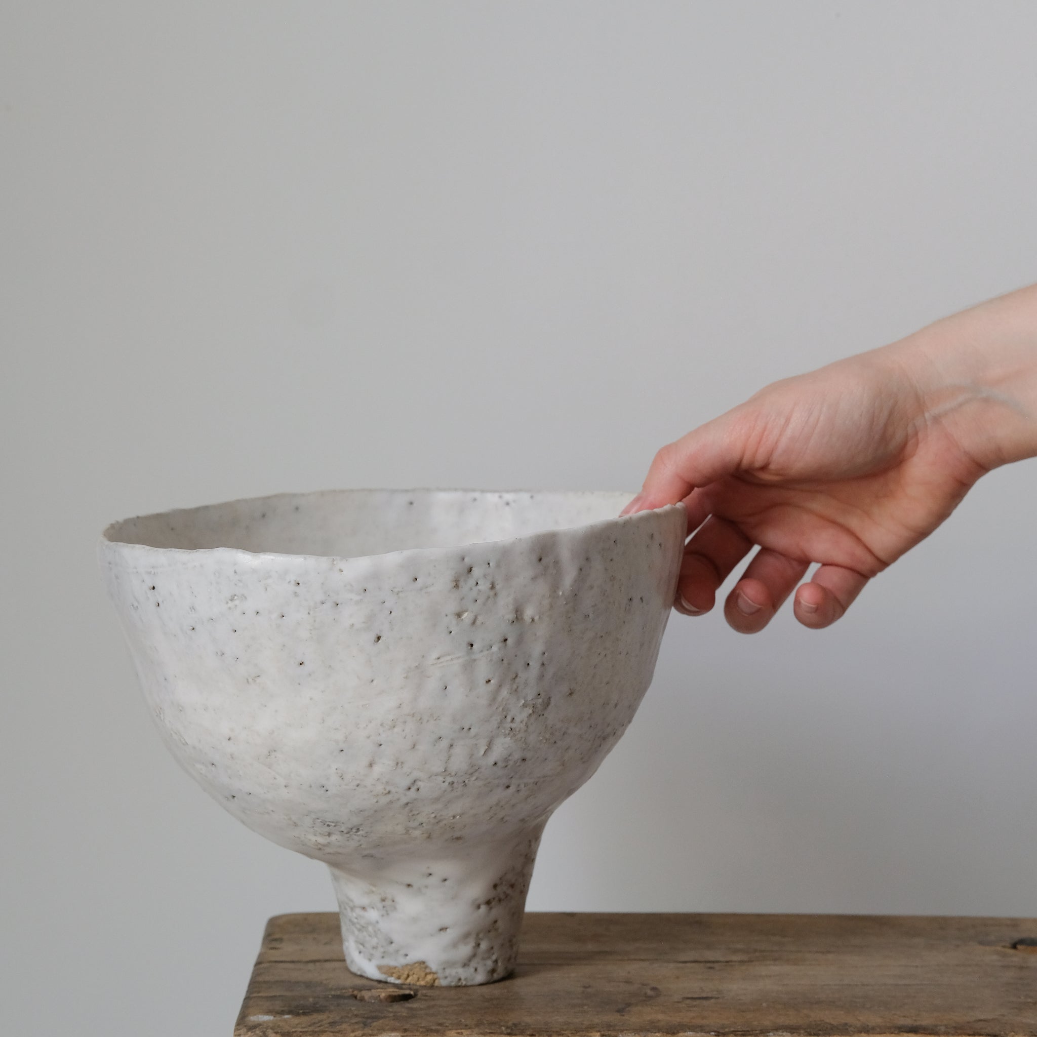 Vase rond en grès cuit au feu de bois de Judith Lasry chez Brutal 