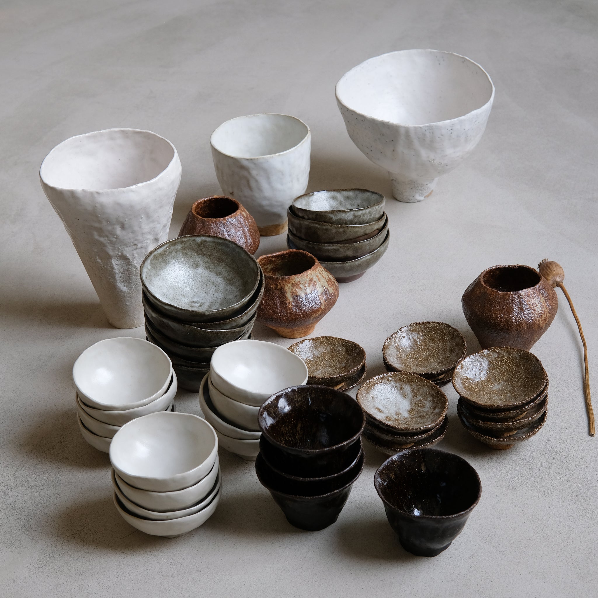 Tasse en grès noir, couleur écaille de Judith Lasry chez Brutal Ceramics