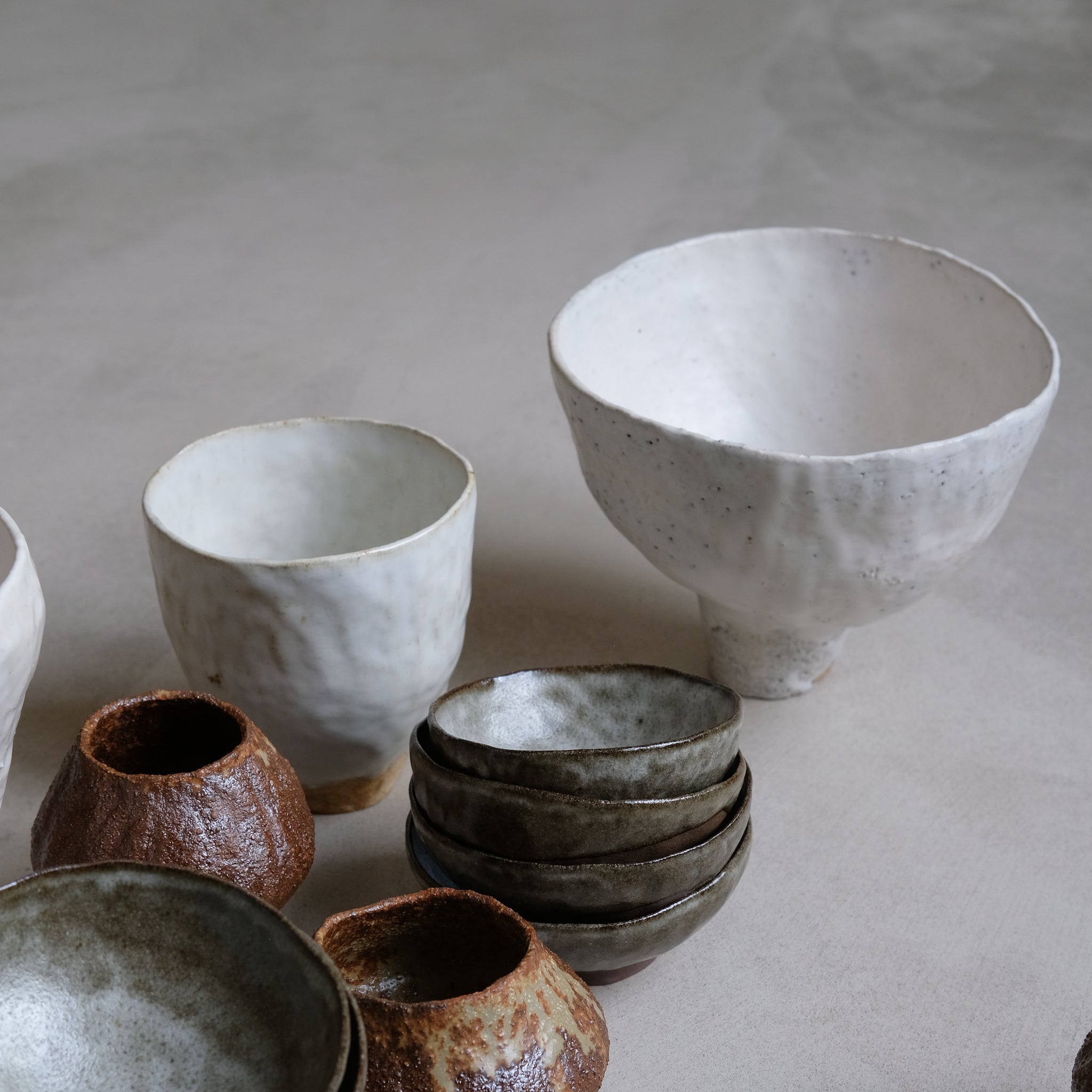 Bol en grès rouge, bleu gris de Judith Lasry chez Brutal Ceramics