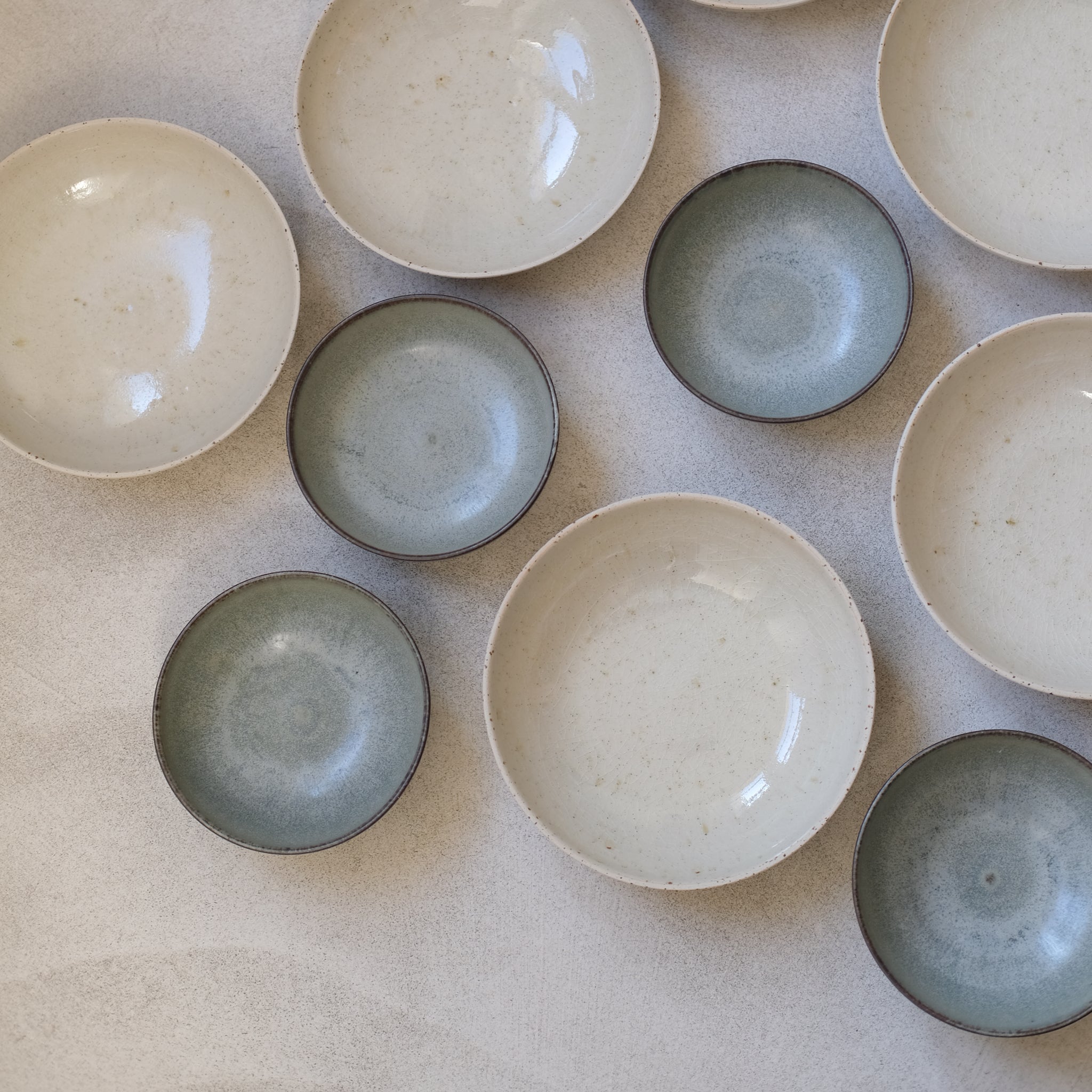 Assiette creuse beige en grès pyrité par Kim Lê chez Brutal Ceramics