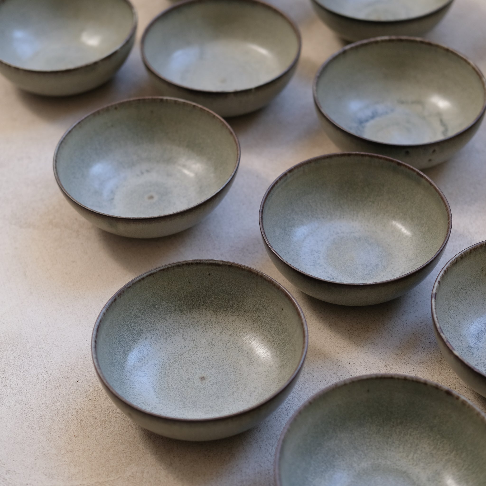 Bol en en grès gris bleu par Kim Lê chez Brutal Ceramics
