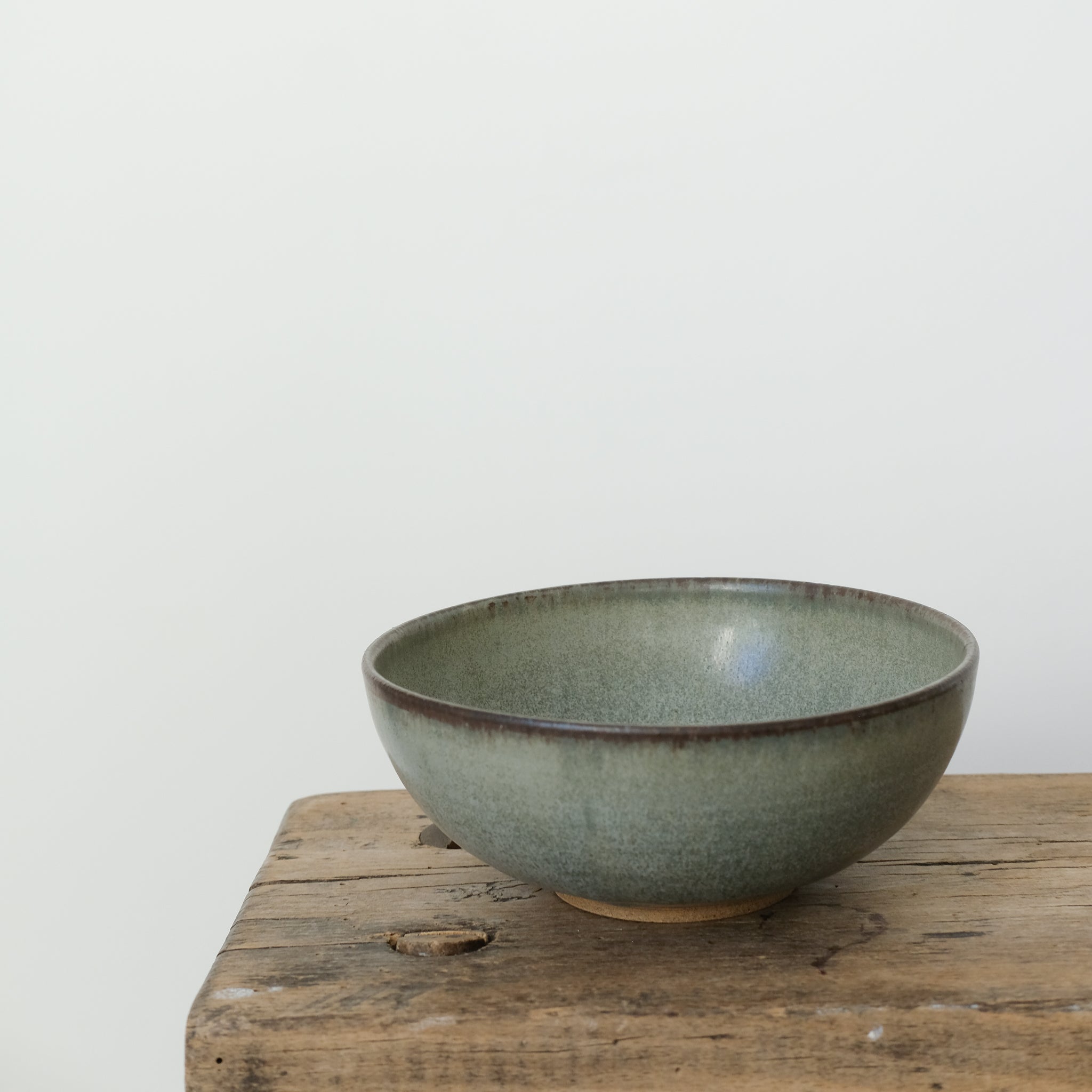 Bol en en grès gris bleu par Kim Lê chez Brutal Ceramics