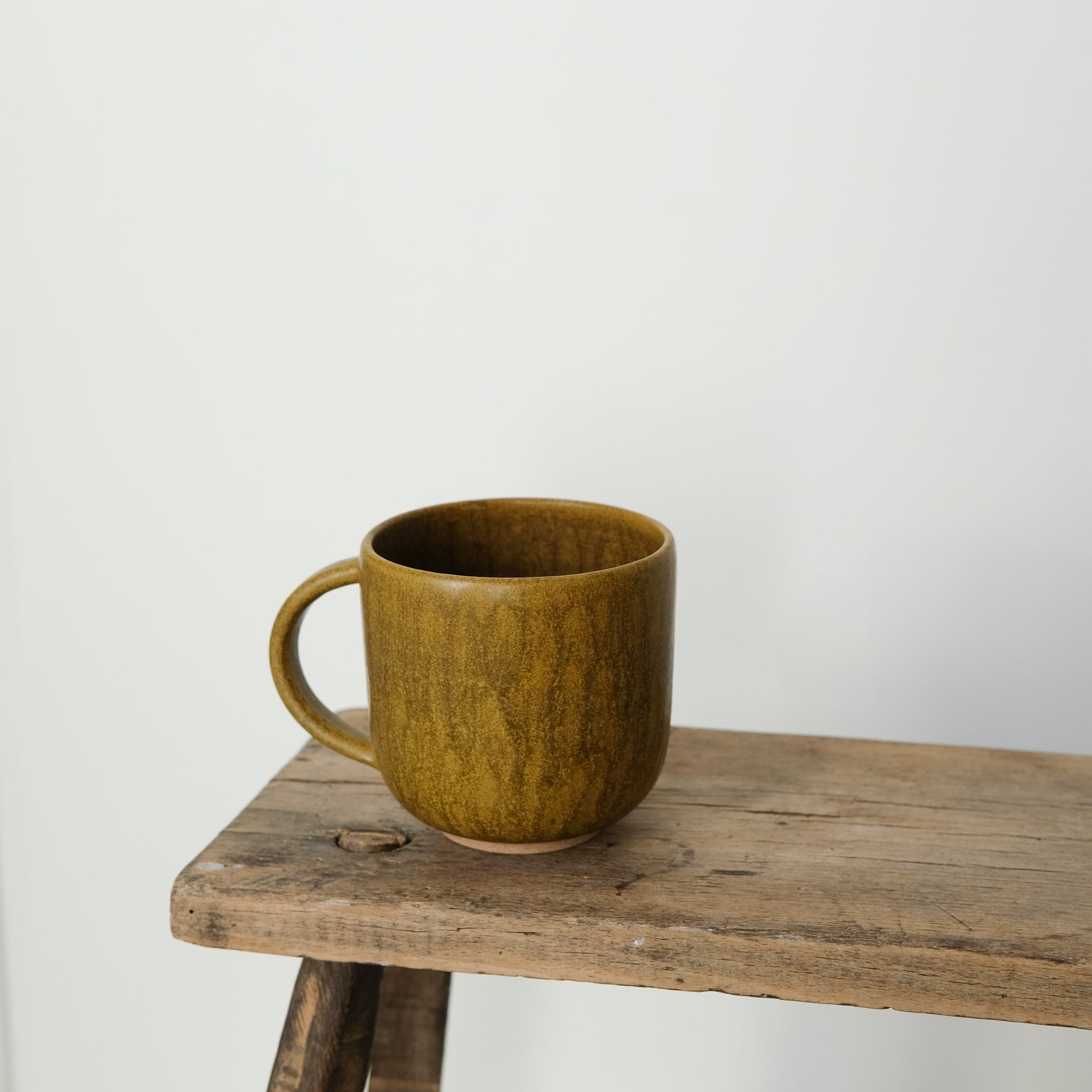 Mug ansé en grès ocre par Kim Lê chez Brutal Ceramics