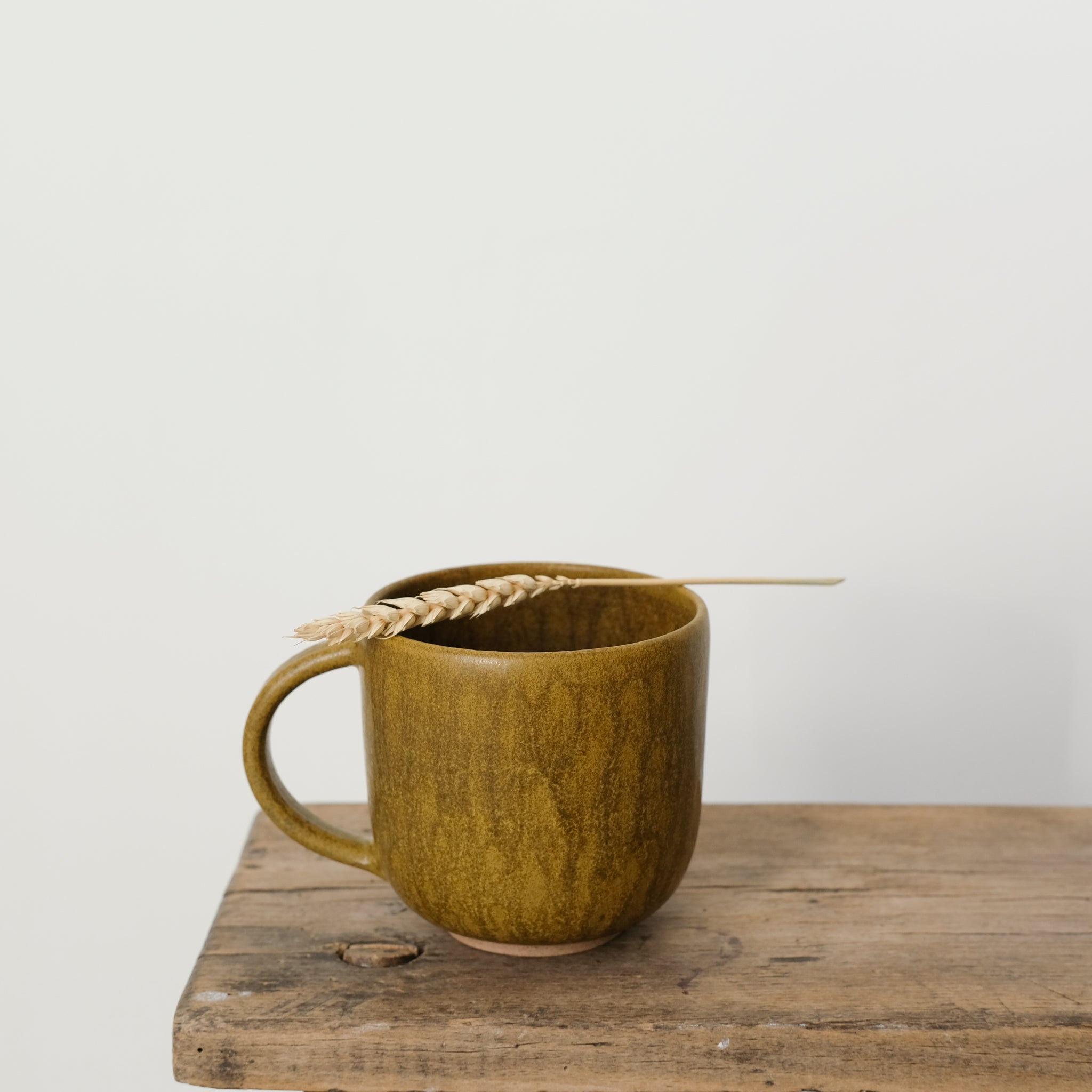 Mug ansé en grès ocre par Kim Lê chez Brutal Ceramics