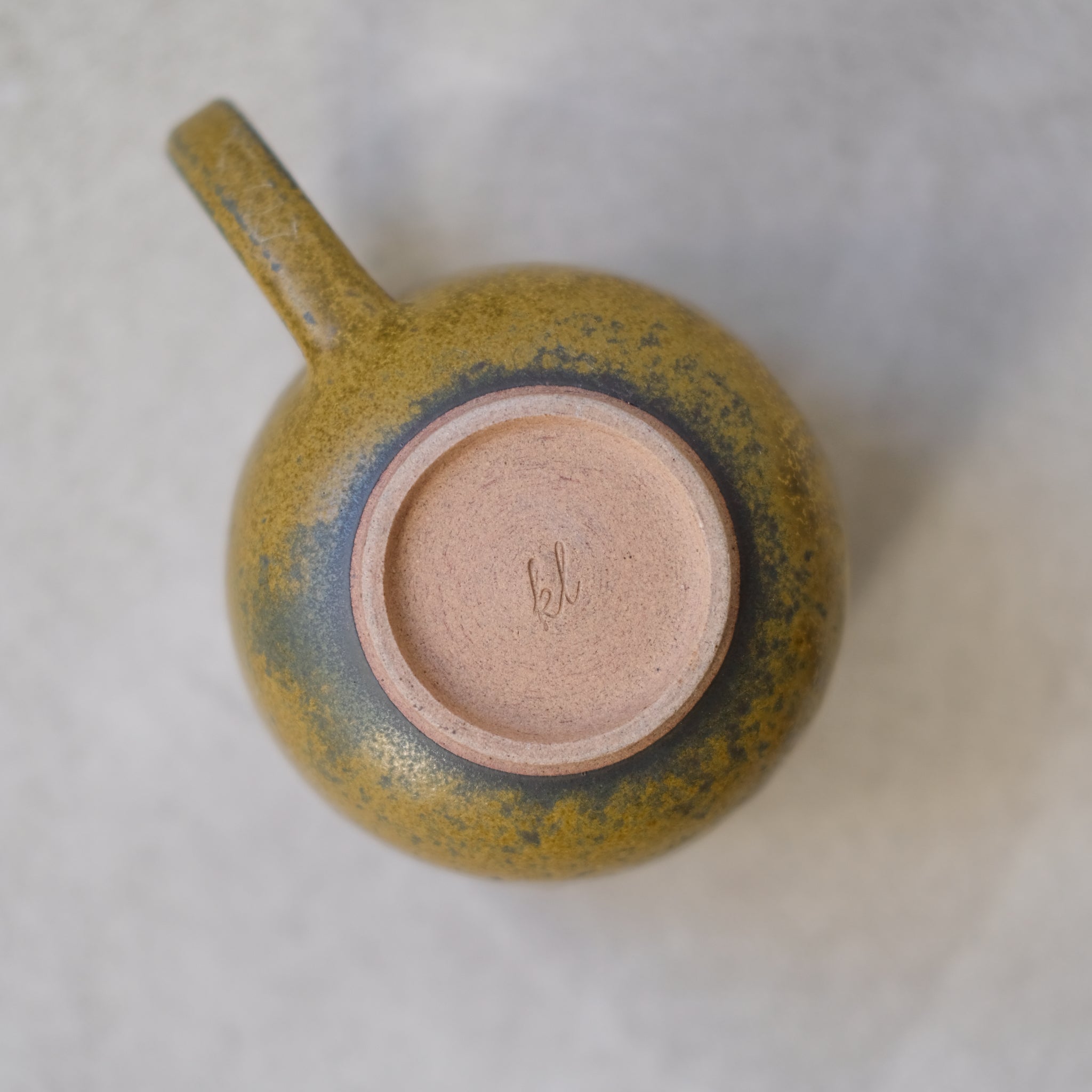 Mug ansé en grès ocre par Kim Lê chez Brutal Ceramics