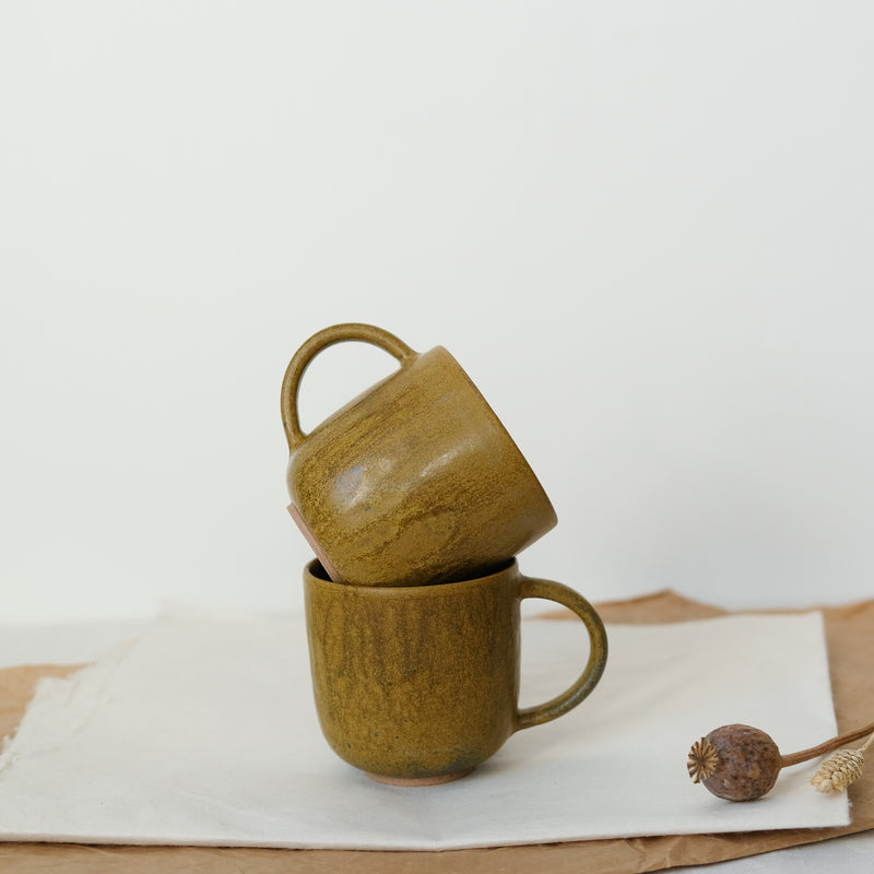 Mug ansé en grès ocre par Kim Lê chez Brutal Ceramics