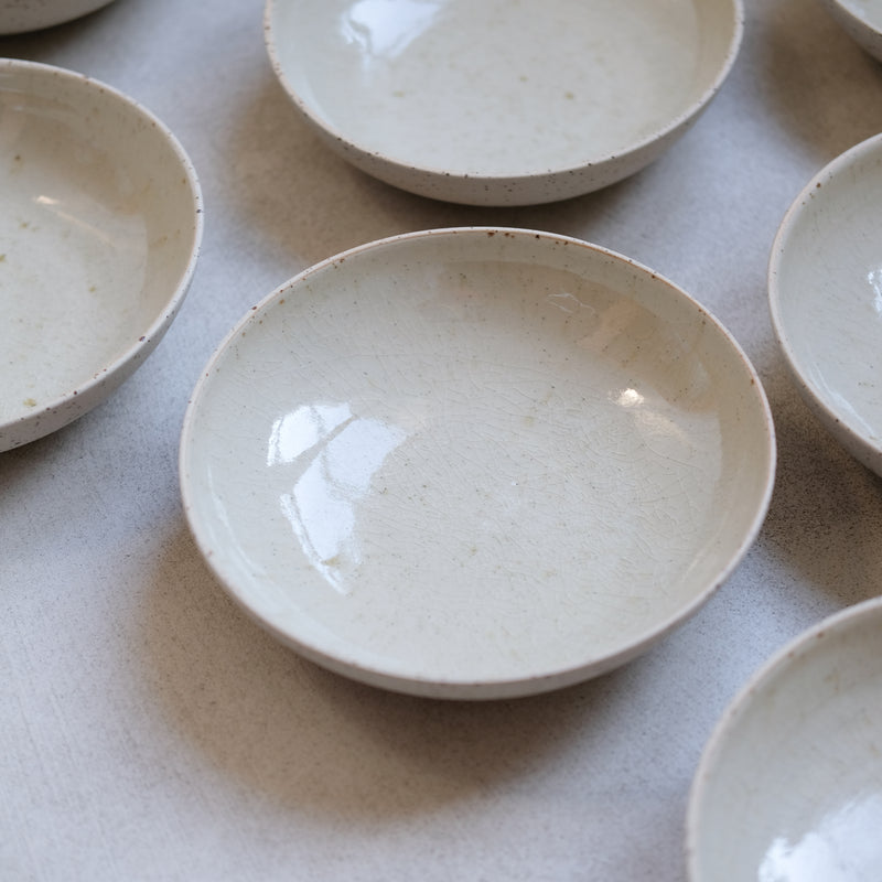 Assiette creuse beige en grès pyrité par Kim Lê chez Brutal Ceramics