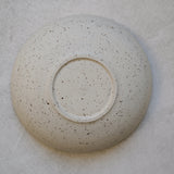 Assiette creuse beige en grès pyrité par Kim Lê chez Brutal Ceramics