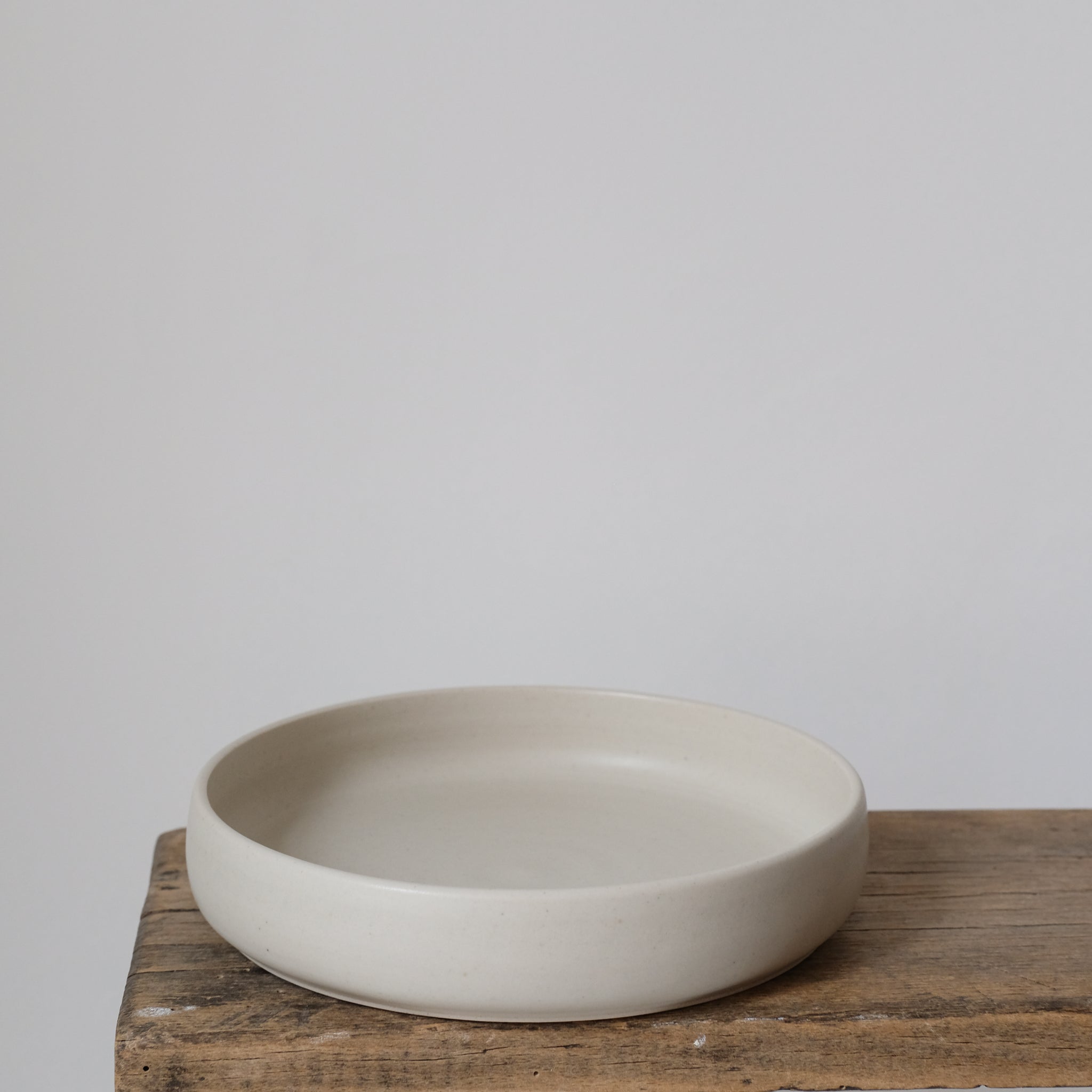 Assiette creuse beige par la céramiste Laurence Labbé chez Brutal 
