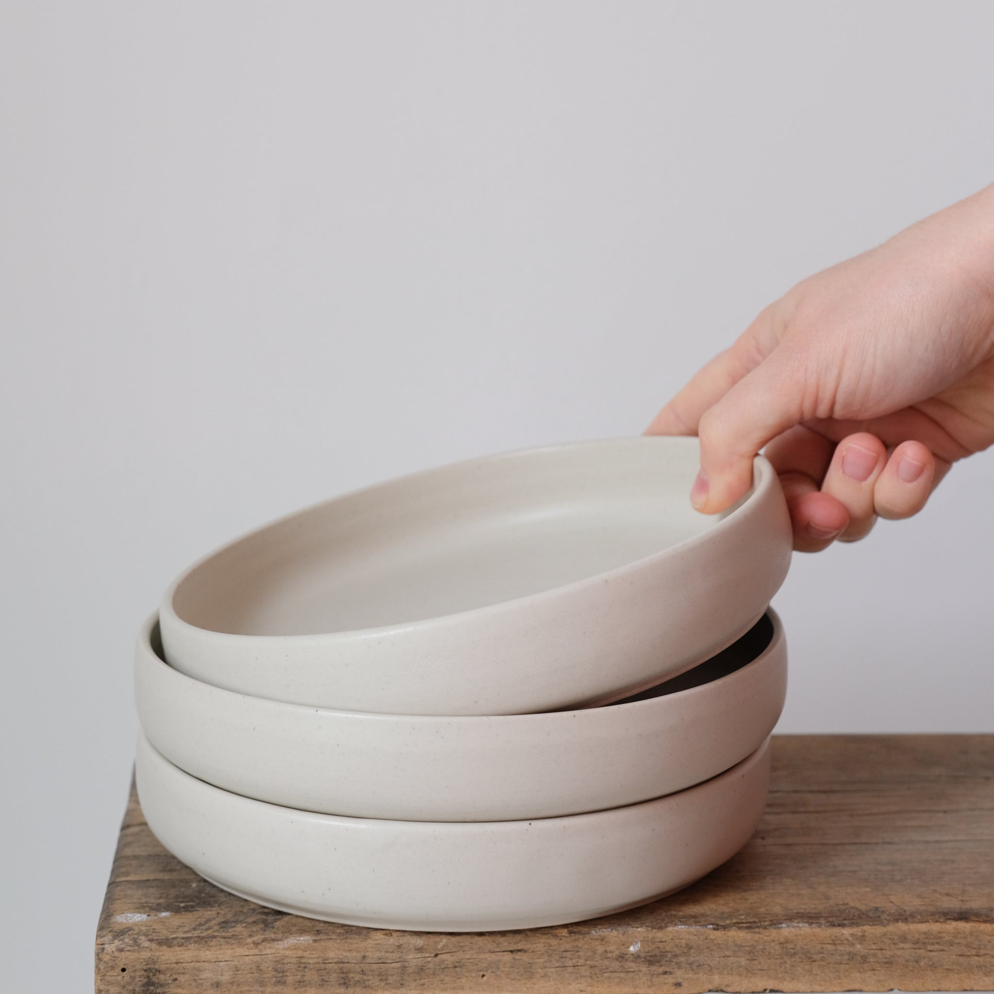 Assiette creuse beige par la céramiste Laurence Labbé chez Brutal 