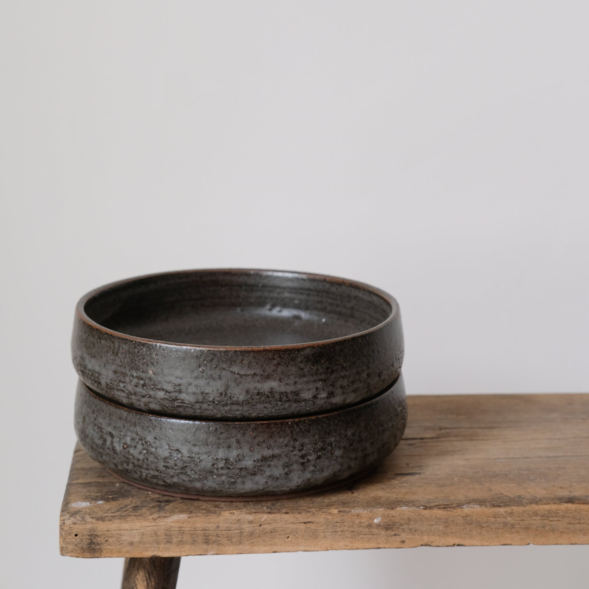 Assiette creuse en grès par la céramiste Laurence Labbé chez Brutal 