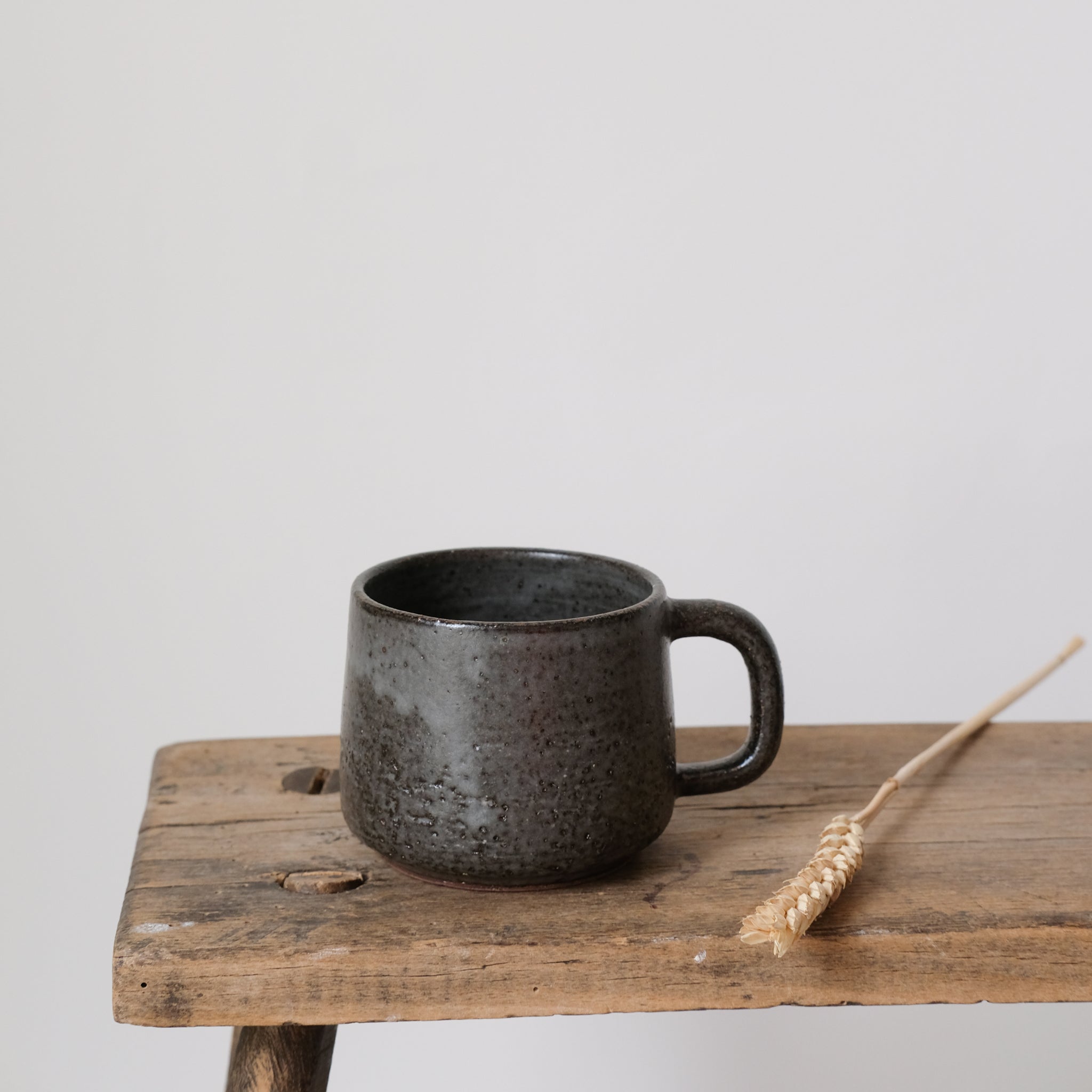 Tasse en grès par la céramiste Laurence Labbé chez Brutal Ceramics