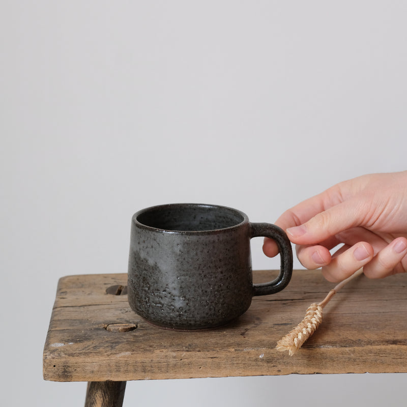 Tasse en grès par la céramiste Laurence Labbé chez Brutal Ceramics