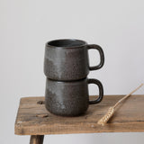 Tasse en grès par la céramiste Laurence Labbé chez Brutal Ceramics