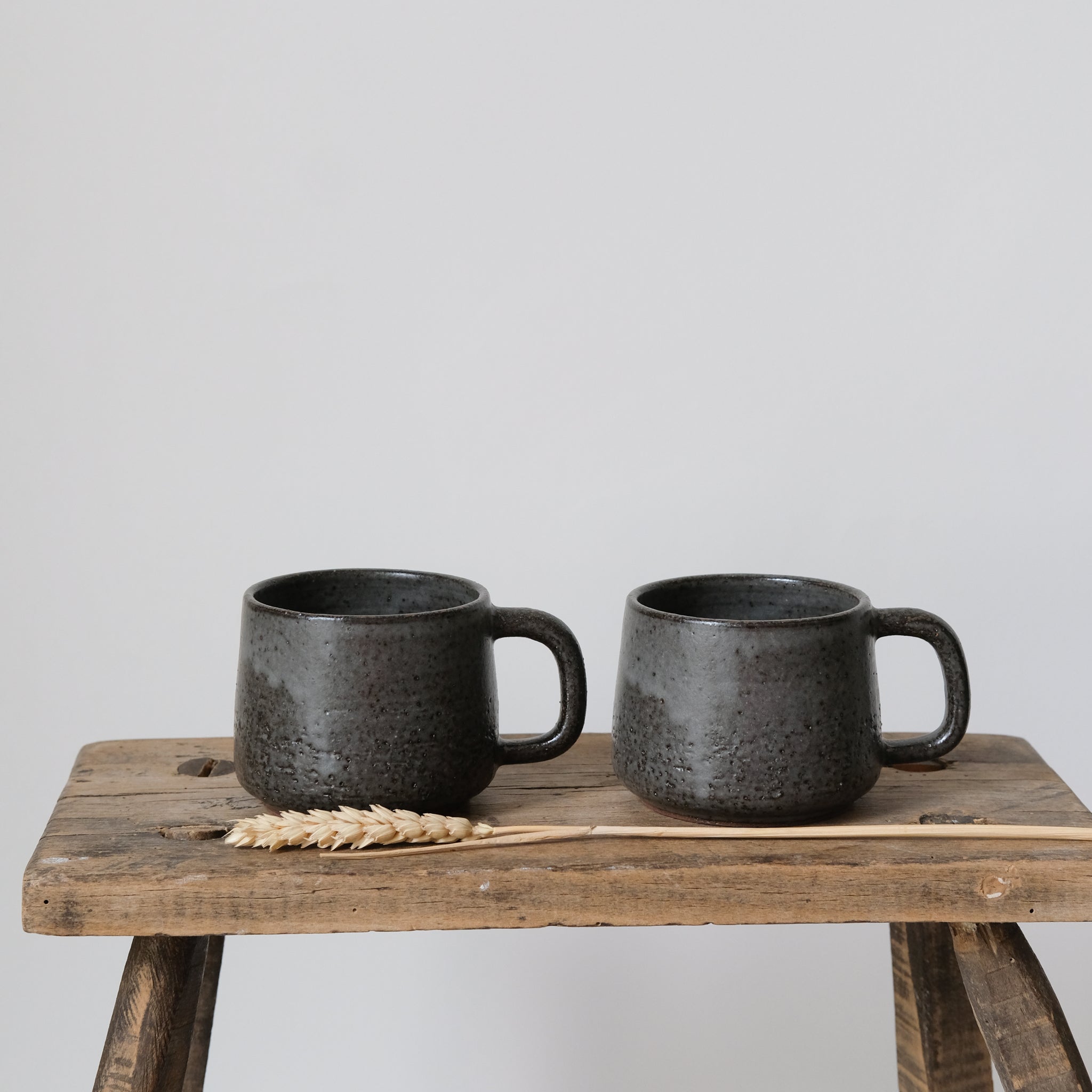 Tasse en grès par la céramiste Laurence Labbé chez Brutal Ceramics