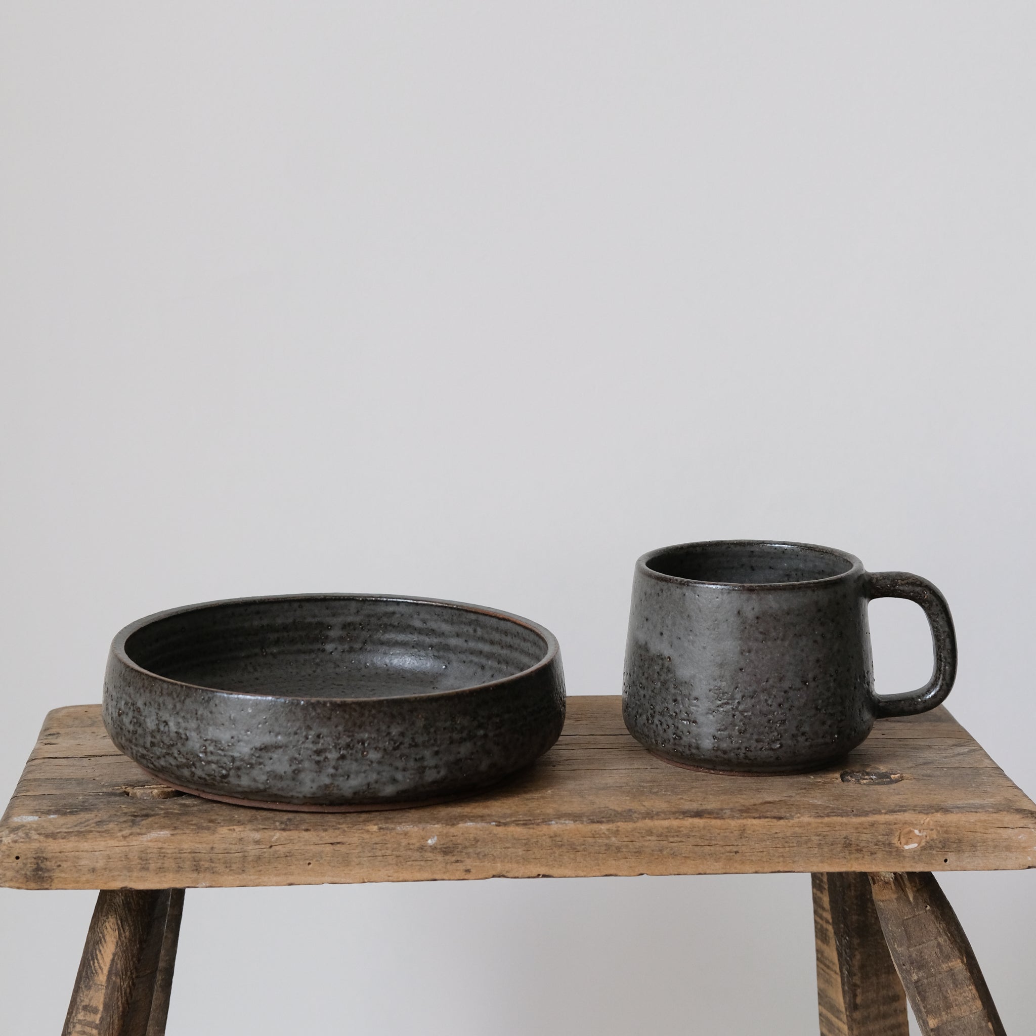 Assiette creuse en grès par la céramiste Laurence Labbé chez Brutal 
