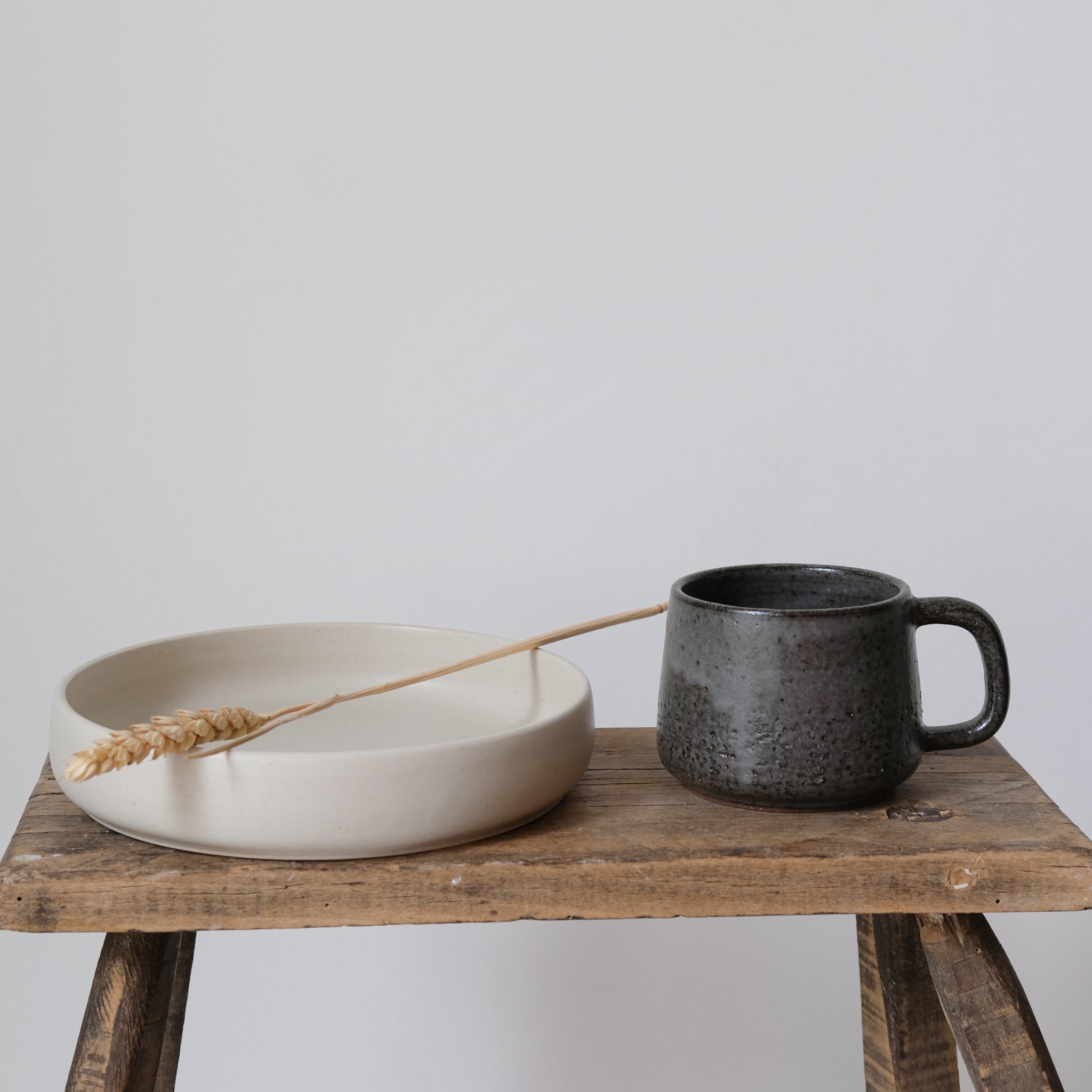 Assiette creuse beige par la céramiste Laurence Labbé chez Brutal 