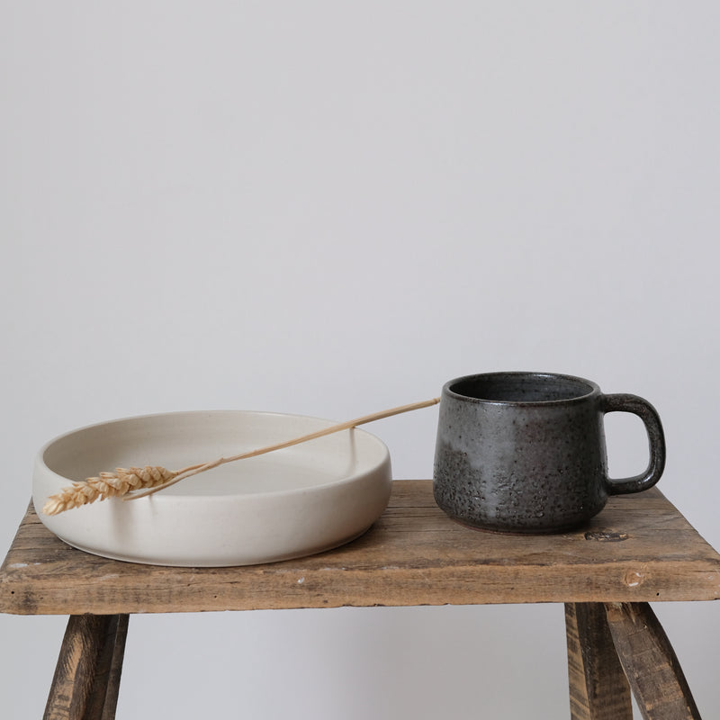 Tasse en grès par la céramiste Laurence Labbé chez Brutal Ceramics