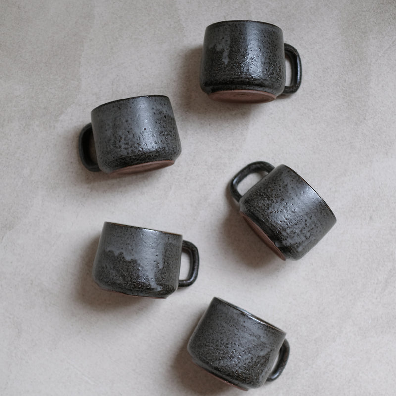 Tasse en grès par la céramiste Laurence Labbé chez Brutal Ceramics