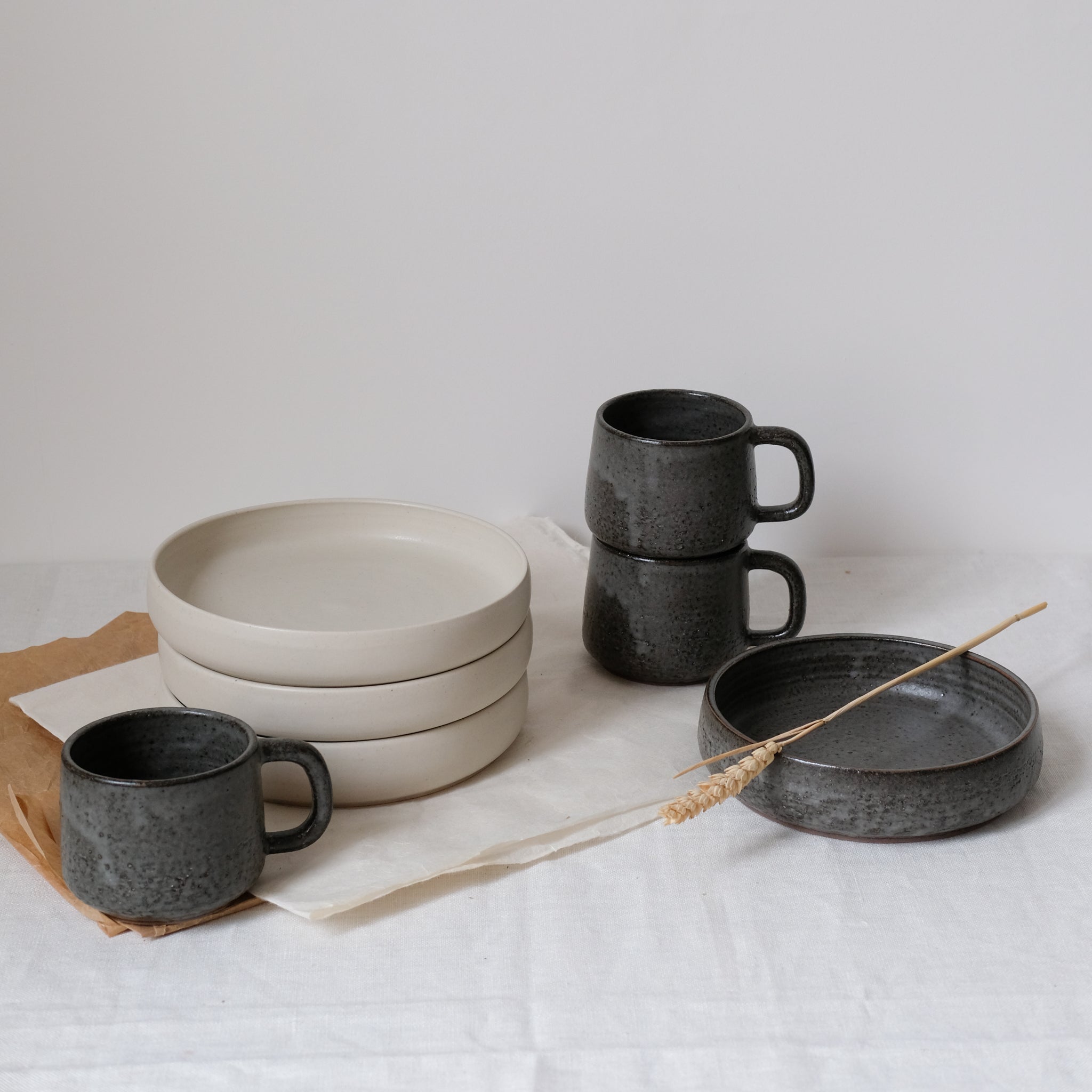 Assiette creuse beige par la céramiste Laurence Labbé chez Brutal 