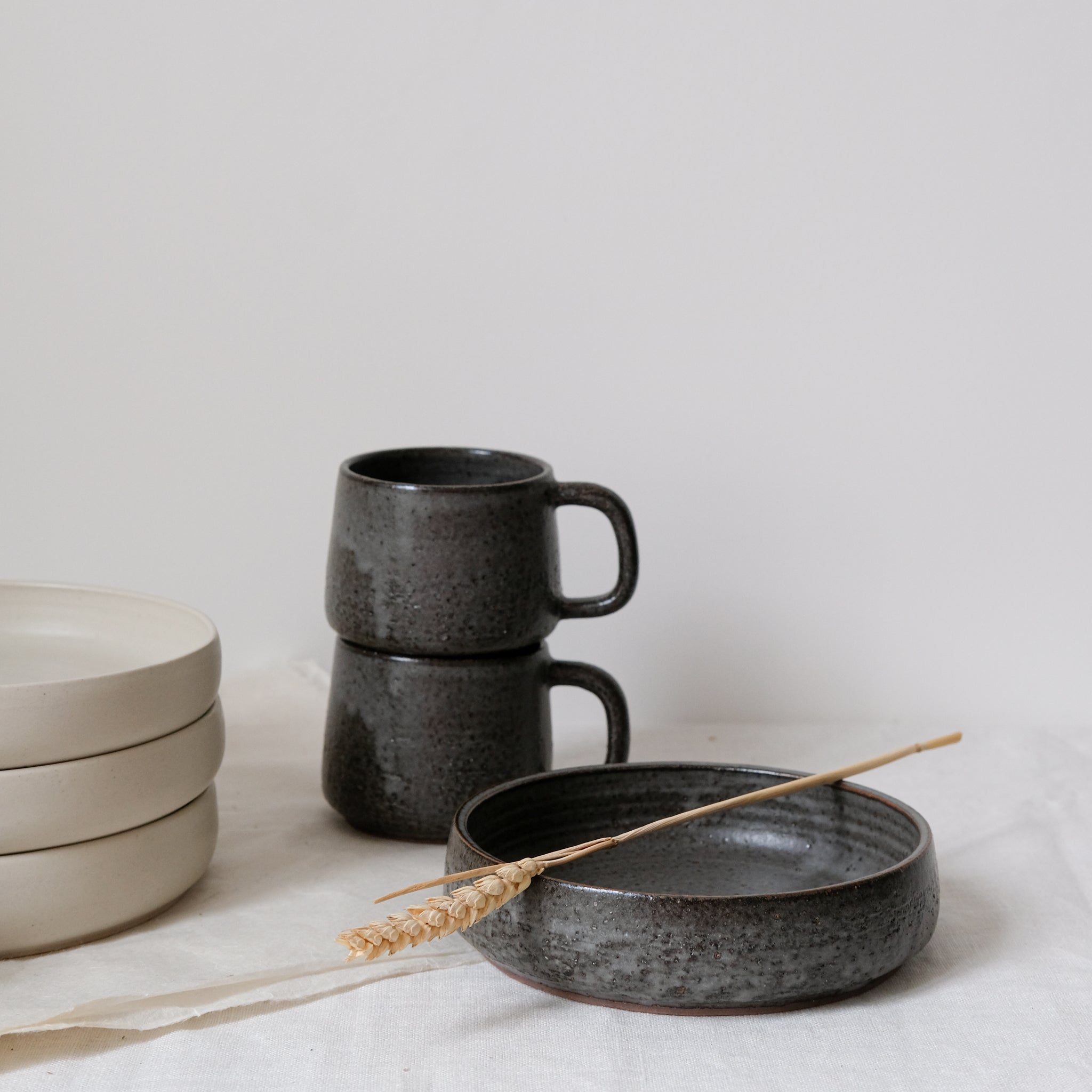Assiette creuse en grès par la céramiste Laurence Labbé chez Brutal 