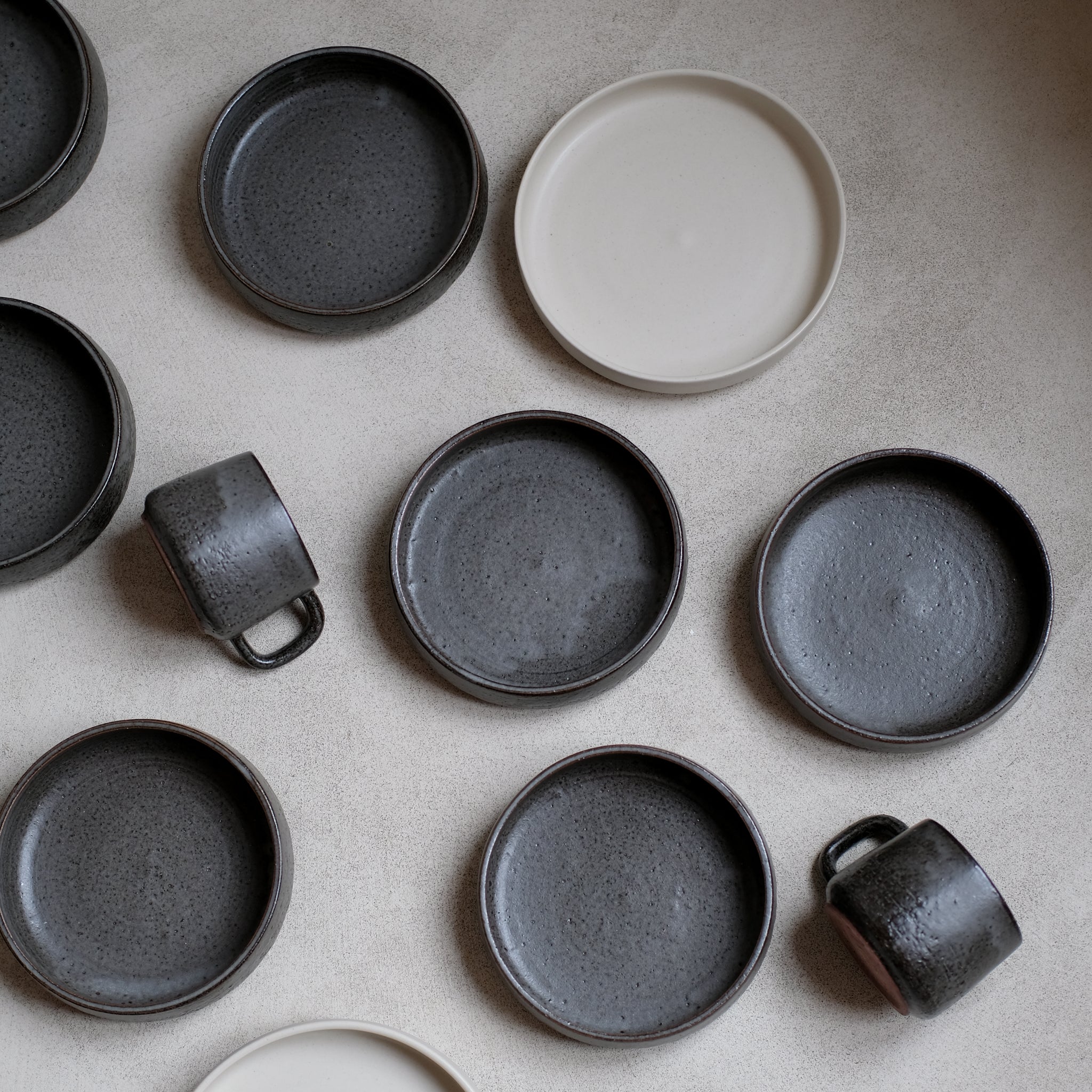 Assiette creuse en grès par la céramiste Laurence Labbé chez Brutal 