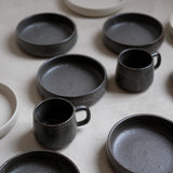 Tasse en grès par la céramiste Laurence Labbé chez Brutal Ceramics