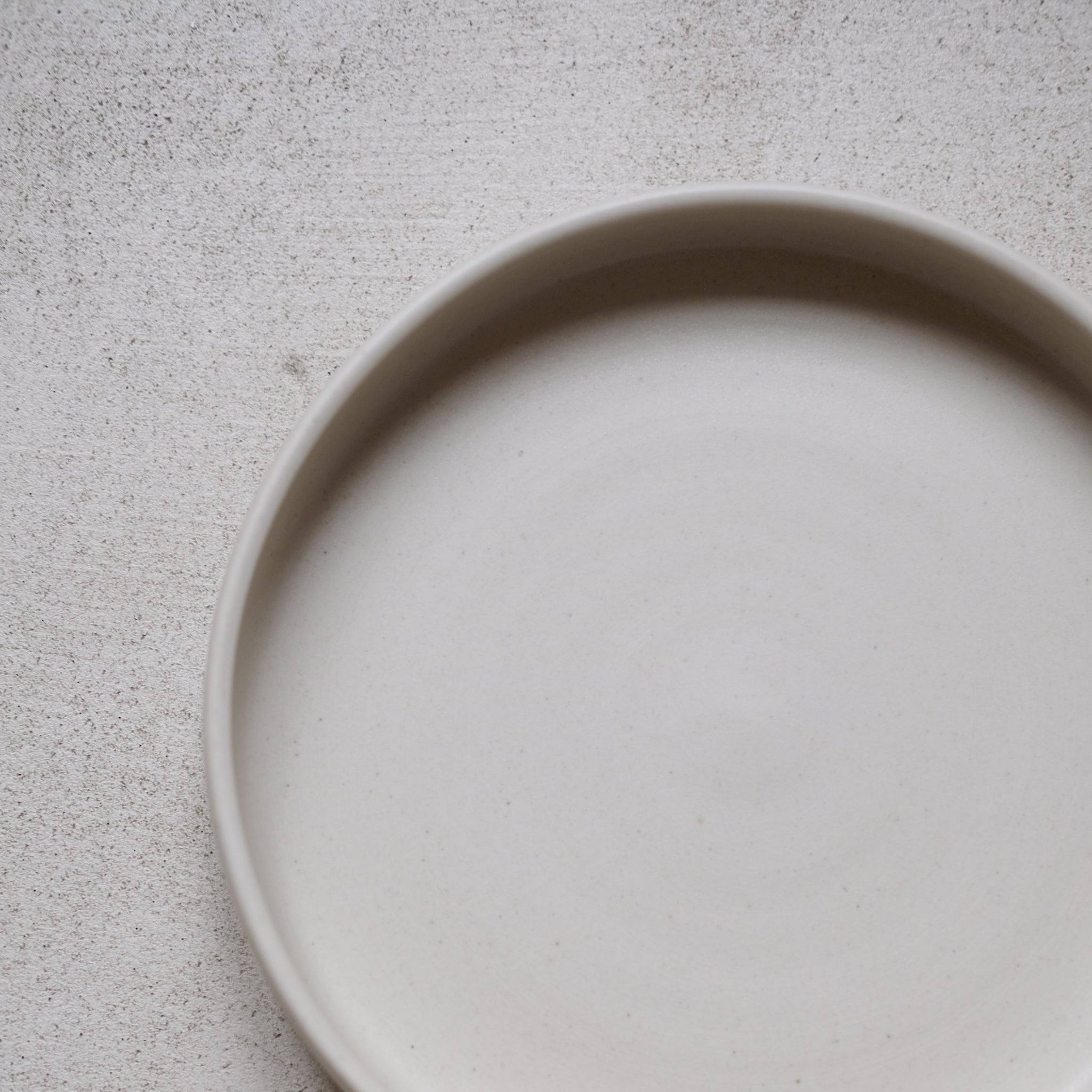 Assiette creuse beige par la céramiste Laurence Labbé chez Brutal 