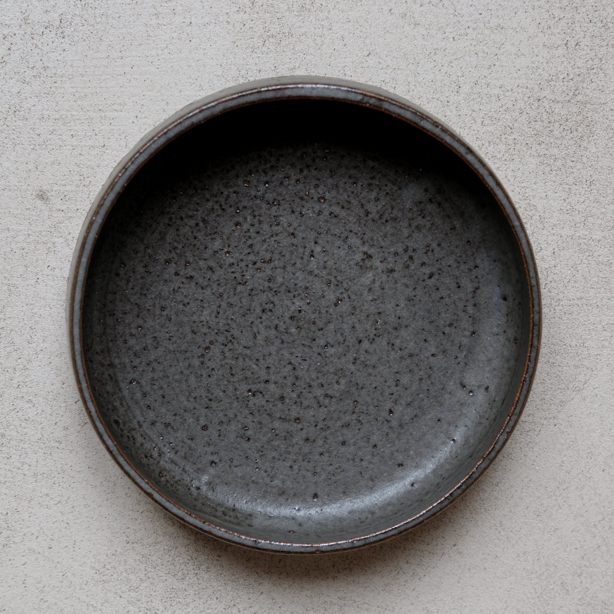 Assiette creuse en grès par la céramiste Laurence Labbé chez Brutal 