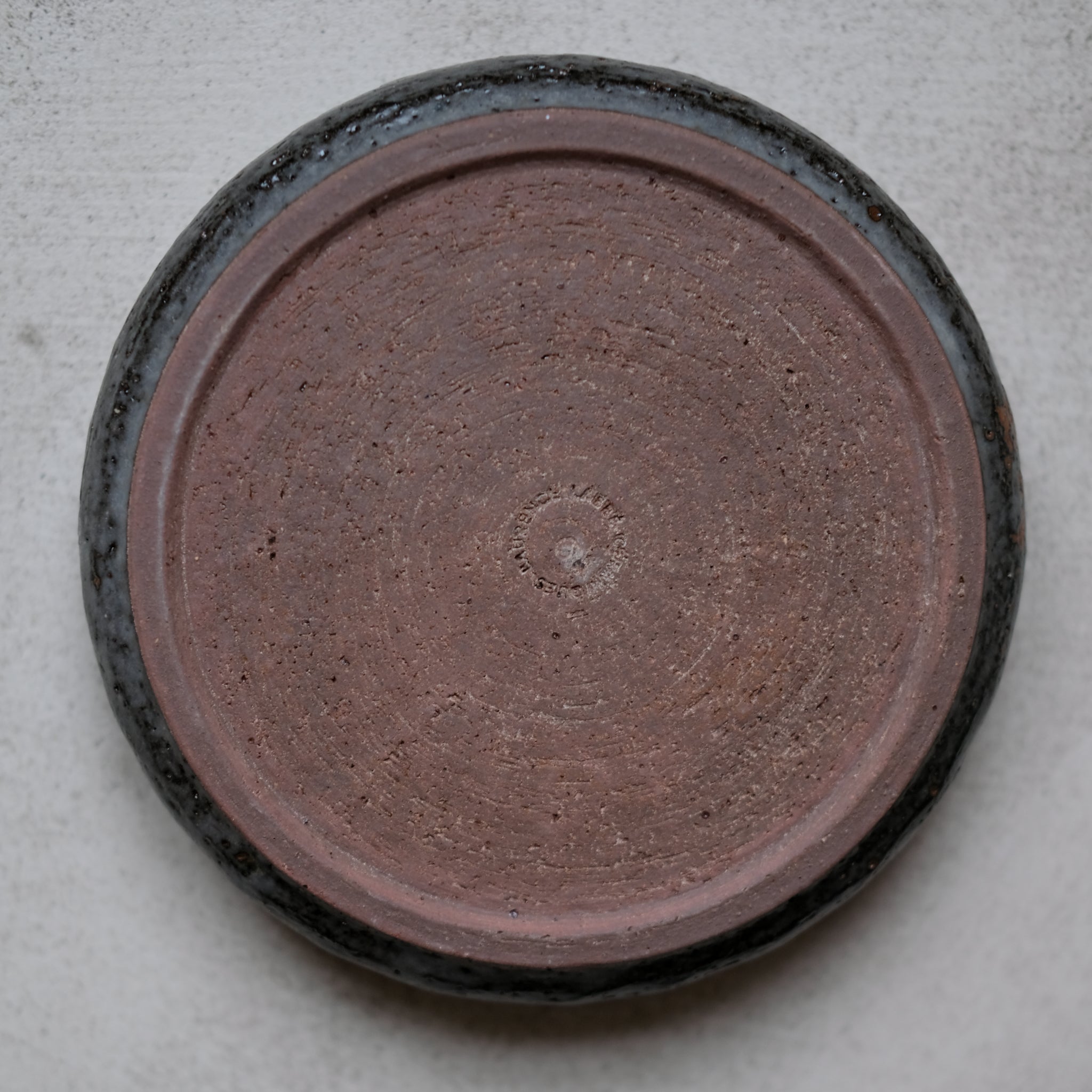 Assiette creuse en grès par la céramiste Laurence Labbé chez Brutal 