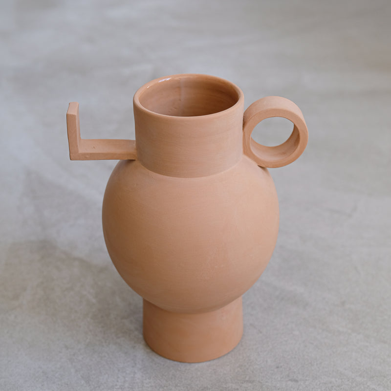 Vase Torus en argile H30 cm, terracotta de Léa Ginac chez Brutal Ceramics