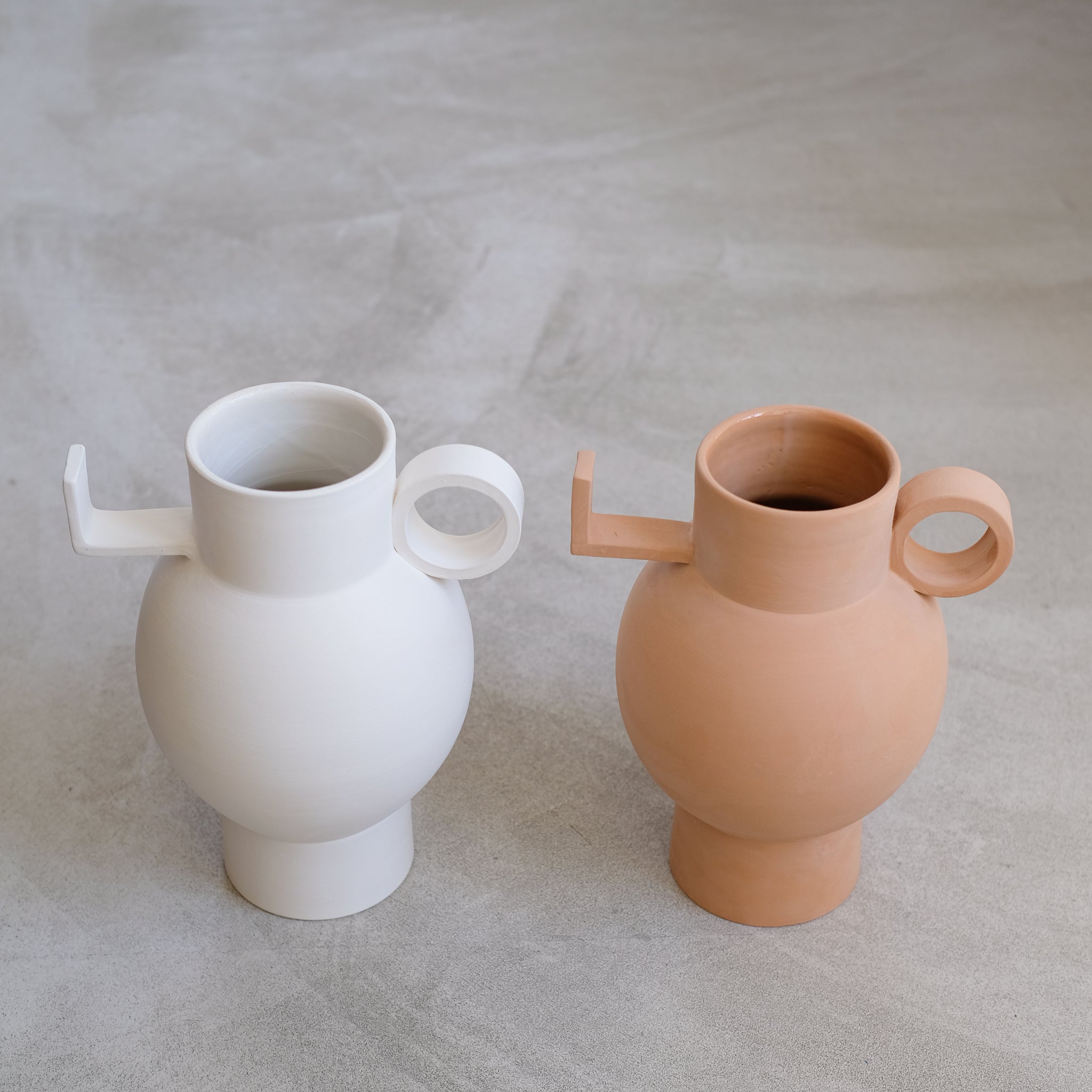 Vase Torus en argile H30 cm, blanc de Léa Ginac chez Brutal Ceramics
