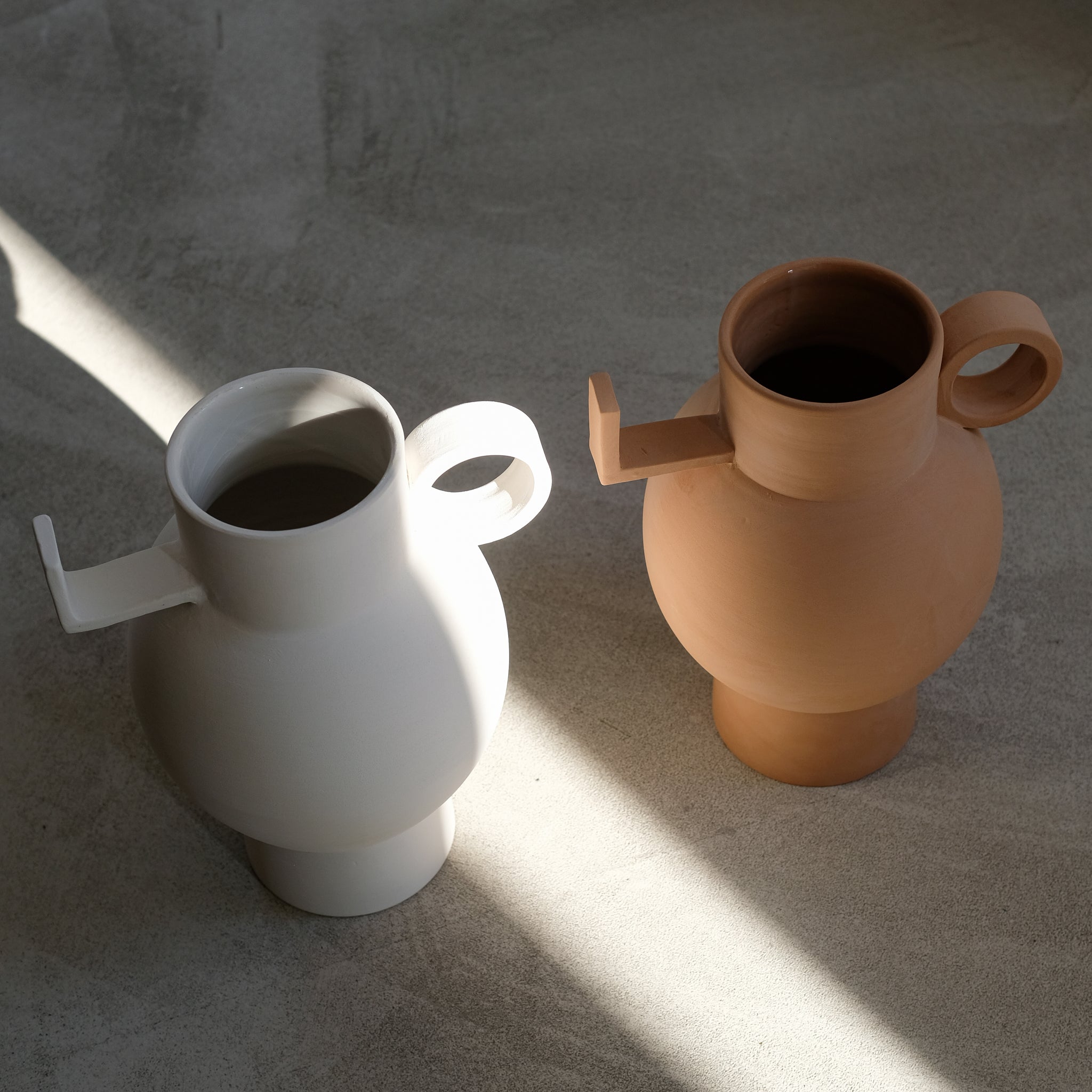 Vase Torus en argile H30 cm, terracotta de Léa Ginac chez Brutal Ceramics