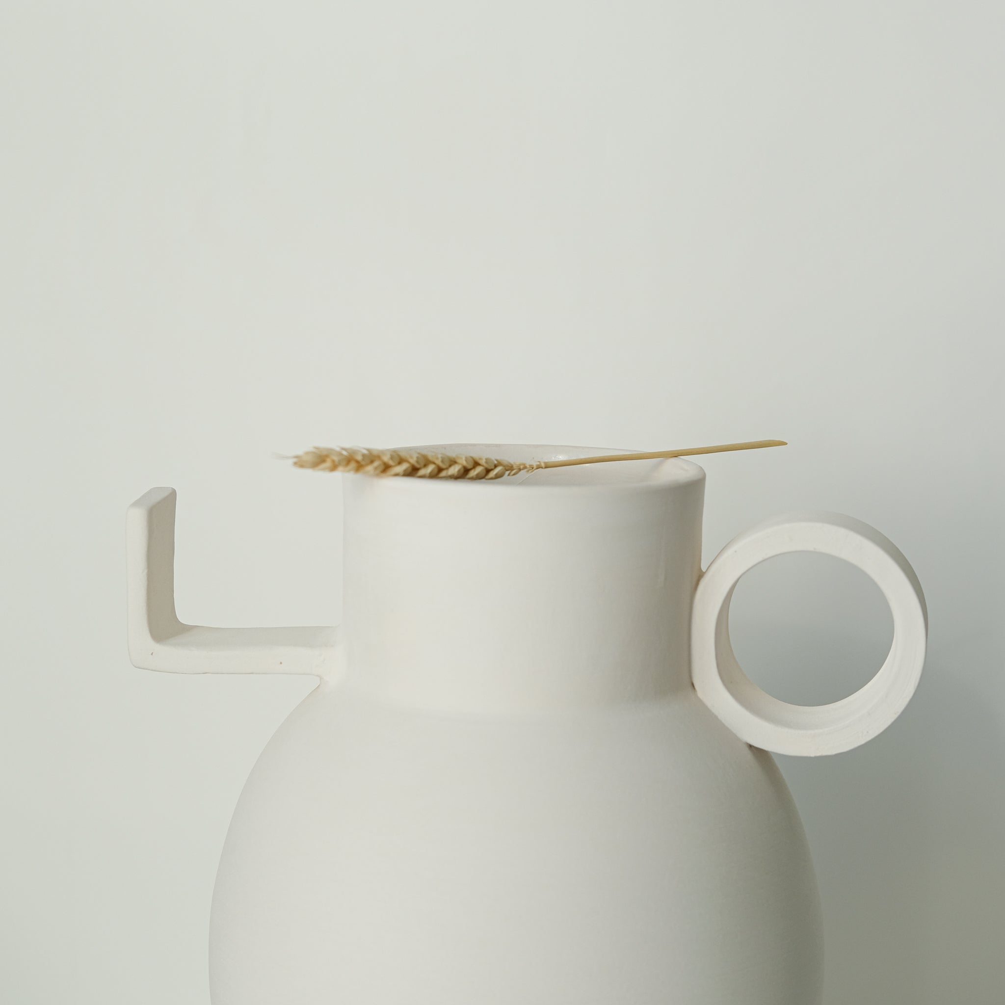 Vase Torus en argile H30 cm, blanc de Léa Ginac chez Brutal Ceramics