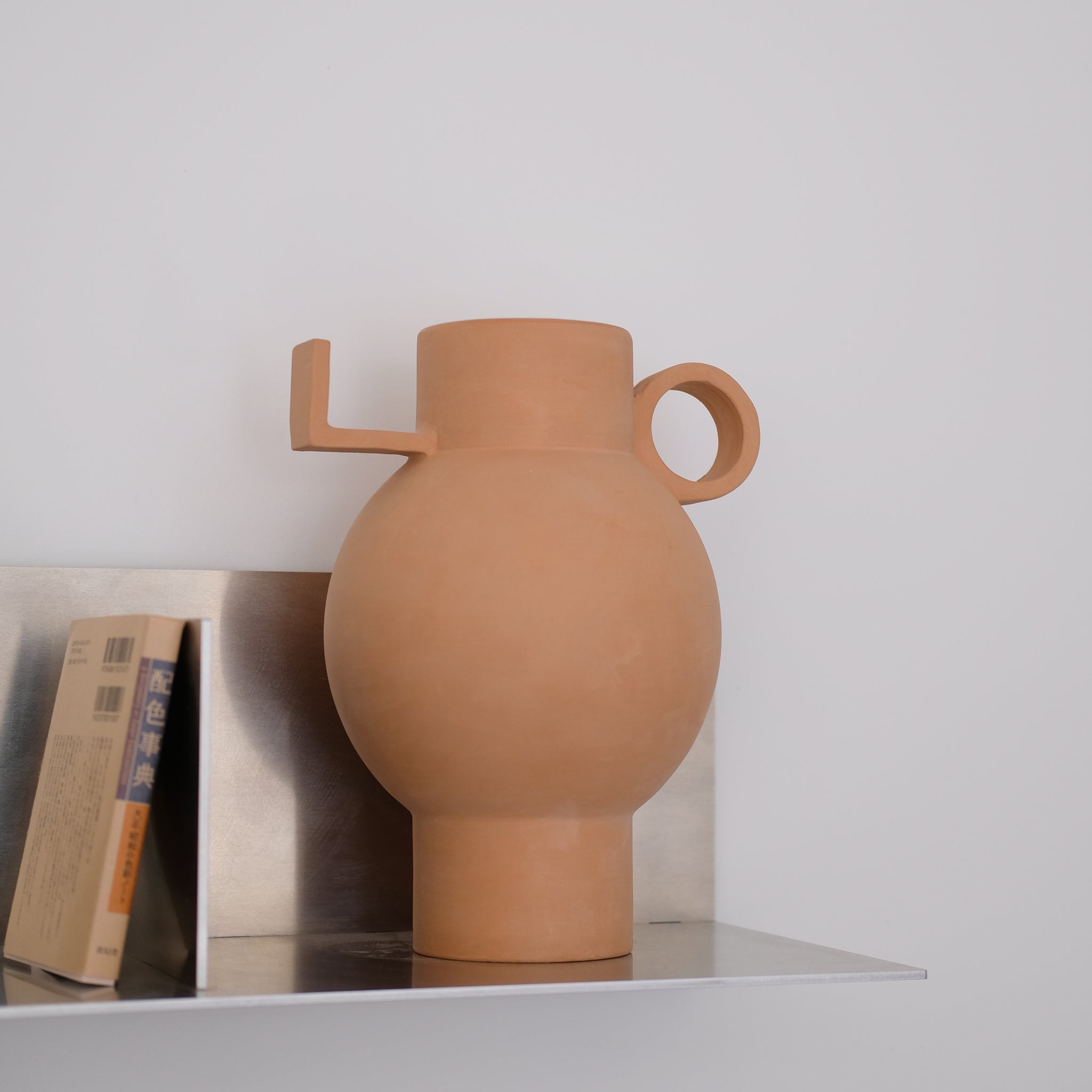 Vase Torus en argile H30 cm, terracotta de Léa Ginac chez Brutal Ceramics