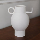 Vase Torus en argile H30 cm, blanc de Léa Ginac chez Brutal Ceramics