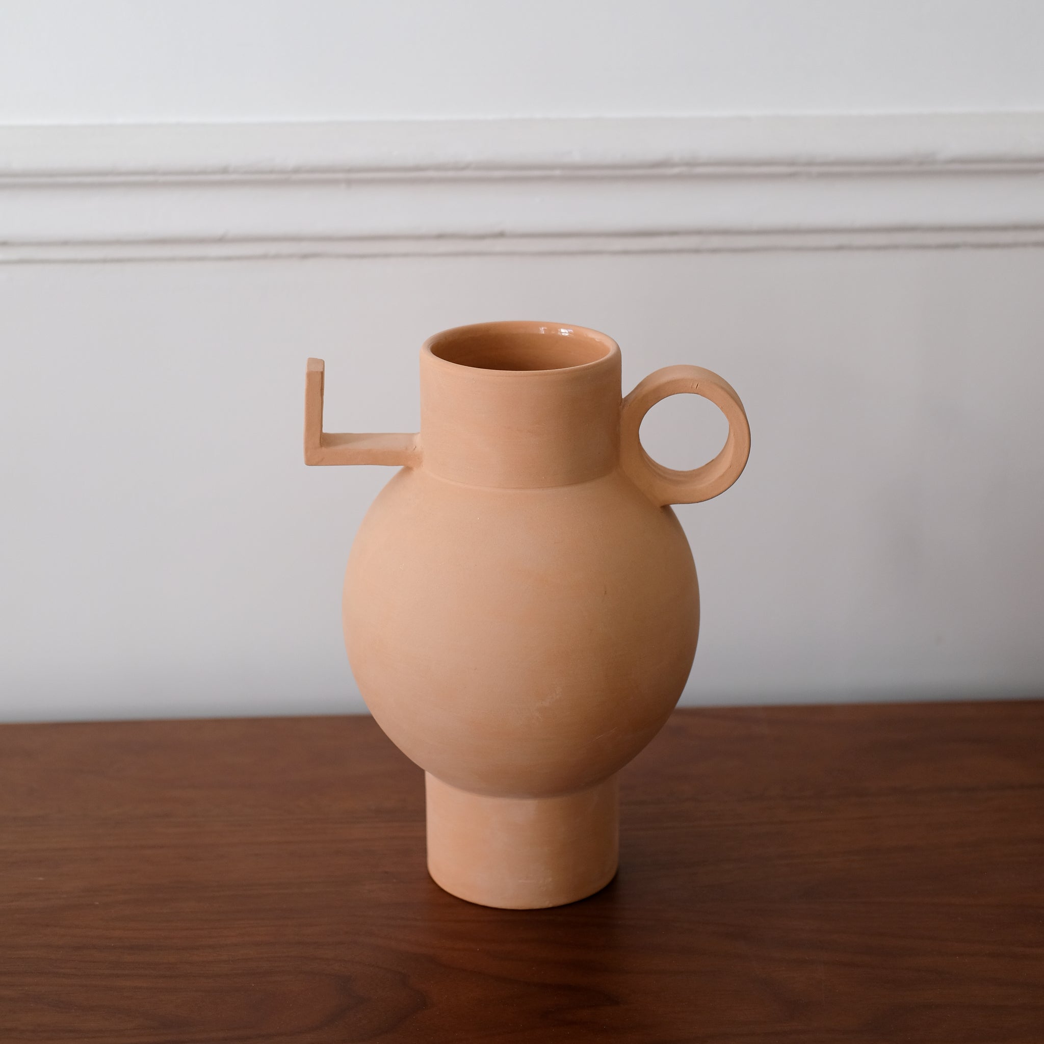 Vase Torus en argile H30 cm, terracotta de Léa Ginac chez Brutal Ceramics