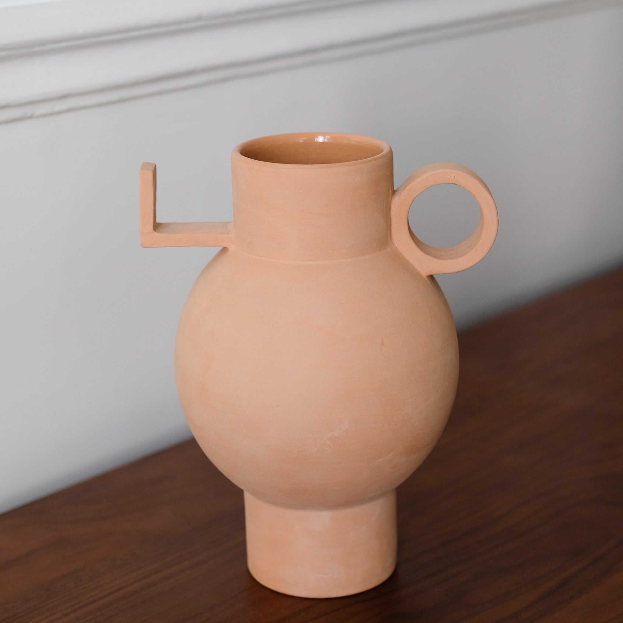 Vase Torus en argile H30 cm, terracotta de Léa Ginac chez Brutal Ceramics