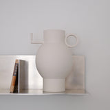 Vase Torus en argile H30 cm, blanc de Léa Ginac chez Brutal Ceramics