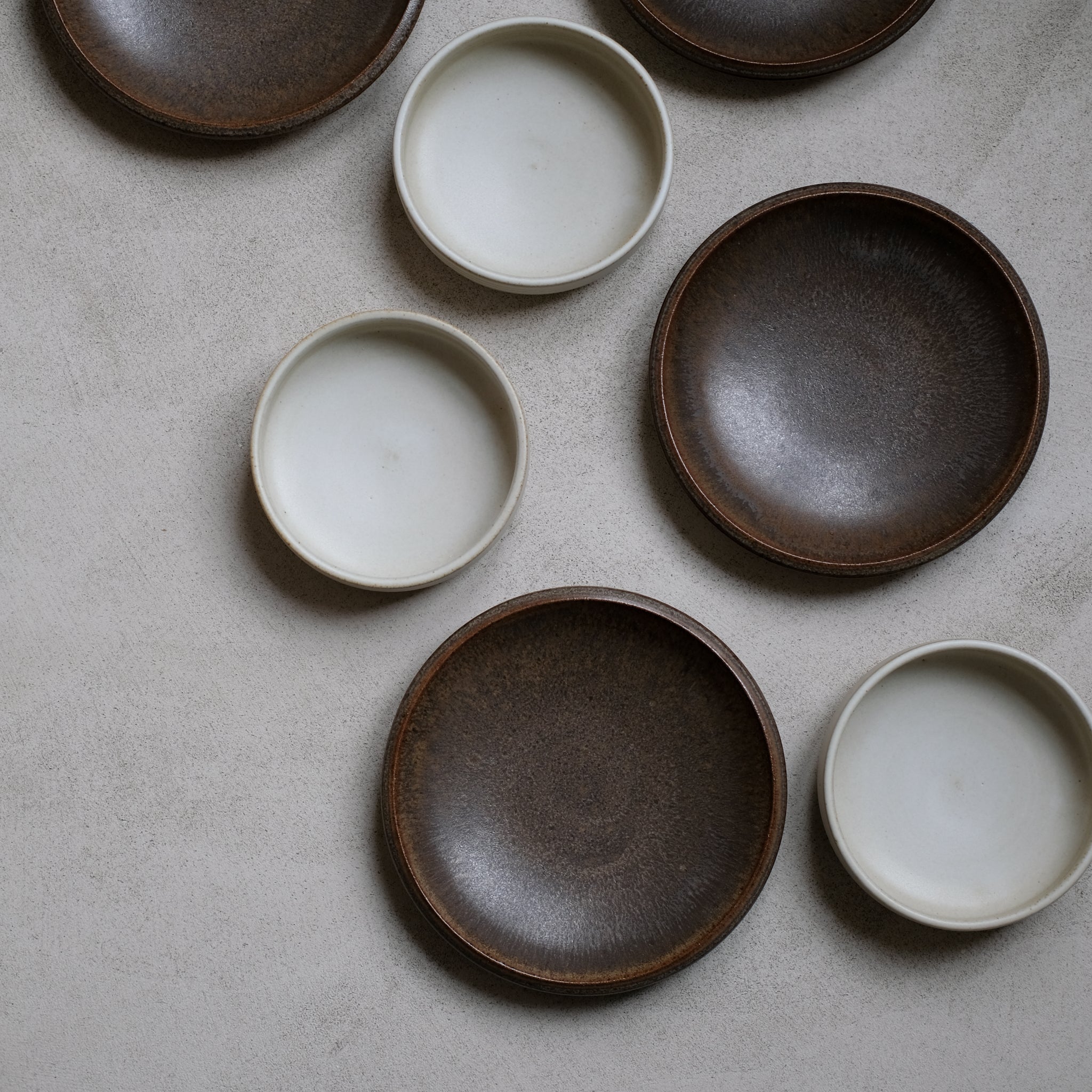 Assiette en Grès marron foncé par Malo chez Brutal Ceramics