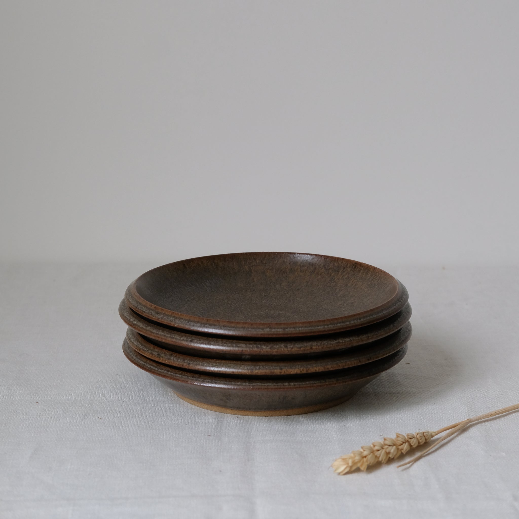 Assiette en Grès marron foncé par Malo chez Brutal Ceramics